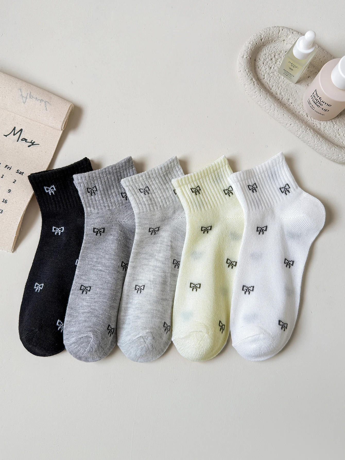 5 pairs of women's socks with bow tie and short socks on special promotion Y2K style cute, sporty, fun white socks fashion gift