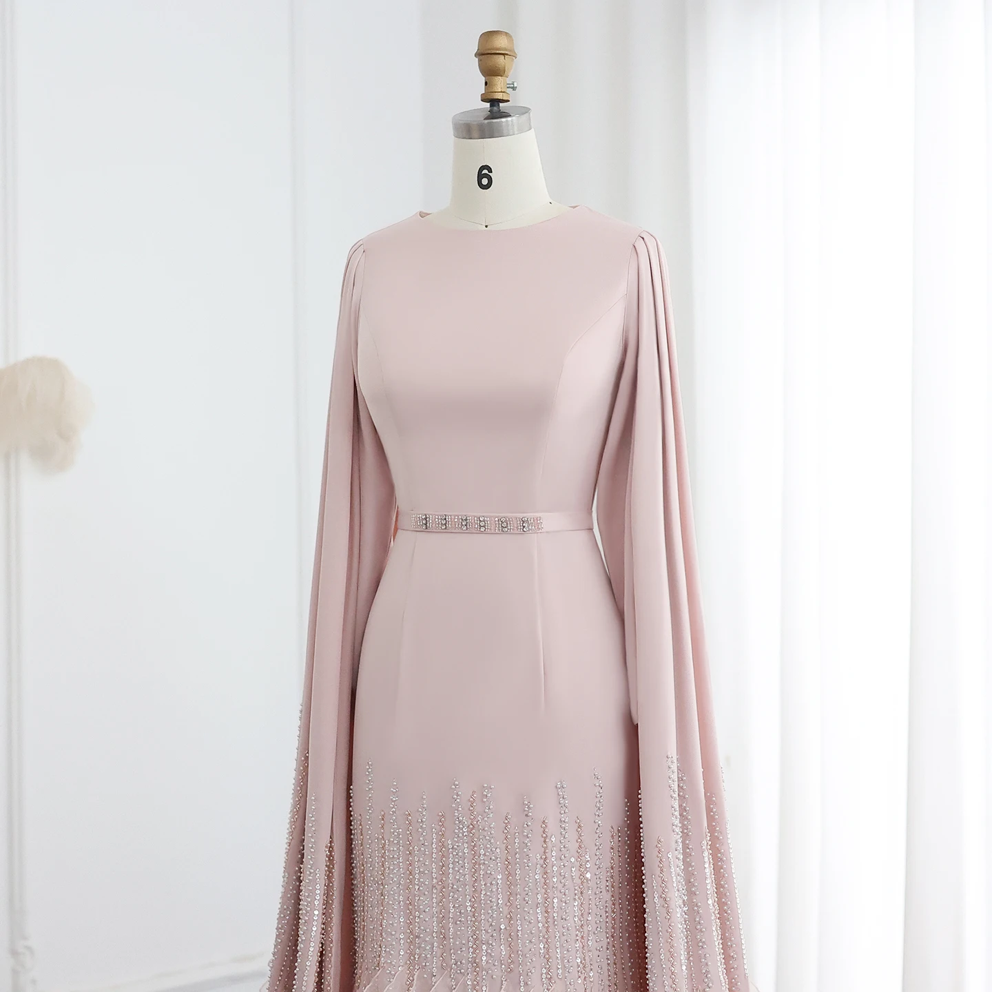 Sharon Said Luxuriöse Meerjungfrauen-Abendkleider in Nude mit Cape-Ärmeln und gestuften Rüschen für arabische Hochzeitsfeiern SS440 Maßanfertigung – Detail 27