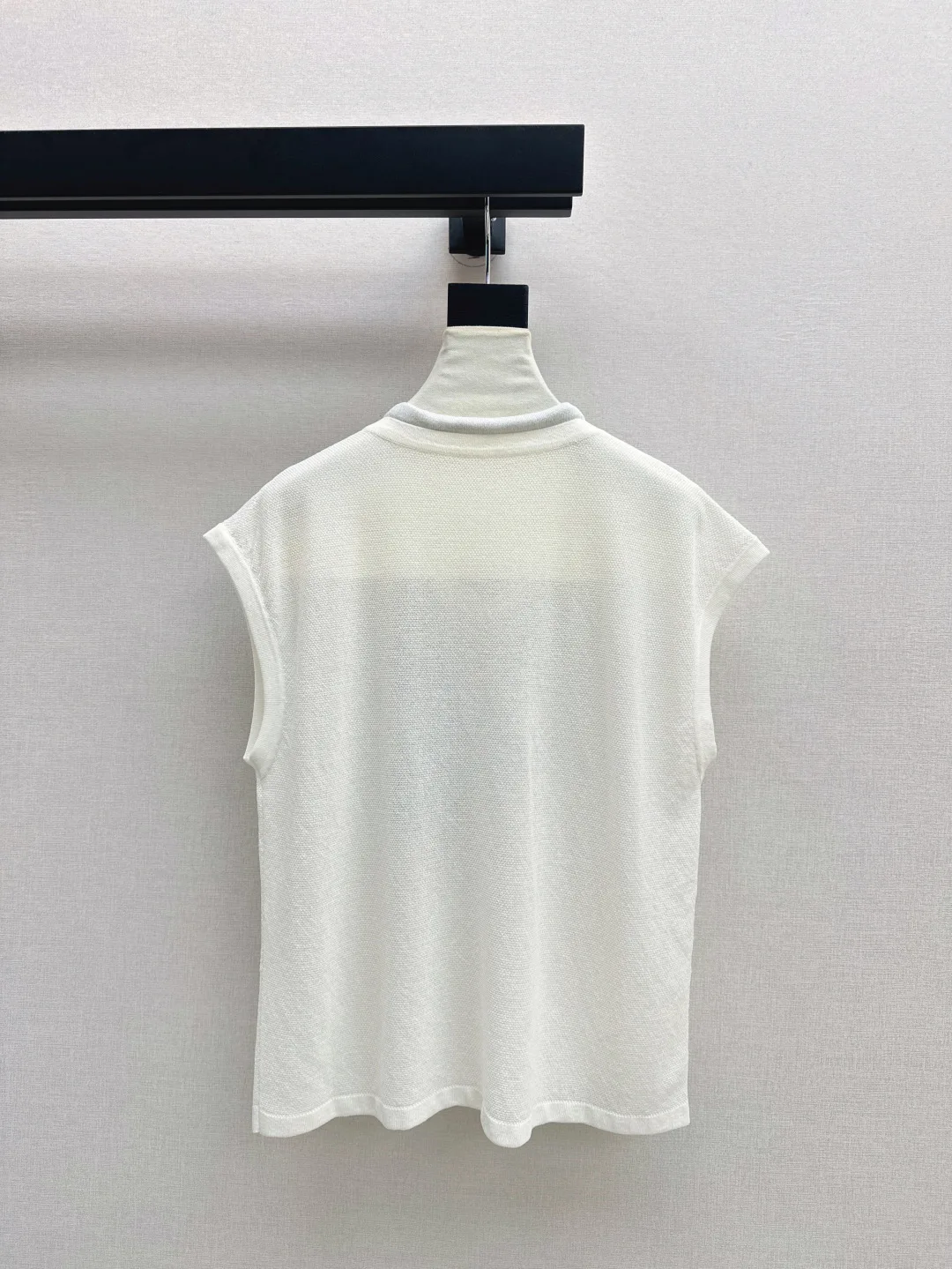 

2025 Spring and Summer Fashion New Women's Classic Age-Reducing College Style Silk Scarf Decorated Sleeveless Knitted Vest