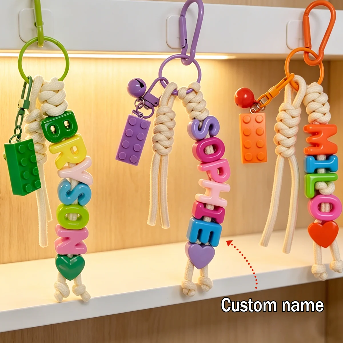 1 Stück personalisierter Schlüsselanhänger mit Quaste und Glöckchen – handgefertigter geflochtener Taschenanhänger, personalisiertes Taschenaccessoire, Abschlussgeschenk – Detail 11