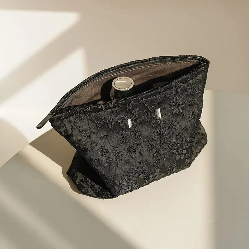 Sac de maquillage pour femmes, broderie noire, grande capacité, rouge à lèvres, sac de rangement pour téléphone portable, pochette de banlieue, trousse de toilette de voyage