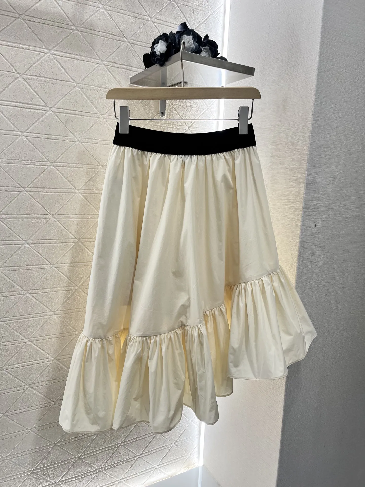 

2025 Summer New Irregular Ruffle Half length Skirt with Black and White Colors Exquisite Craftsmanship Slim Fit WYY-31