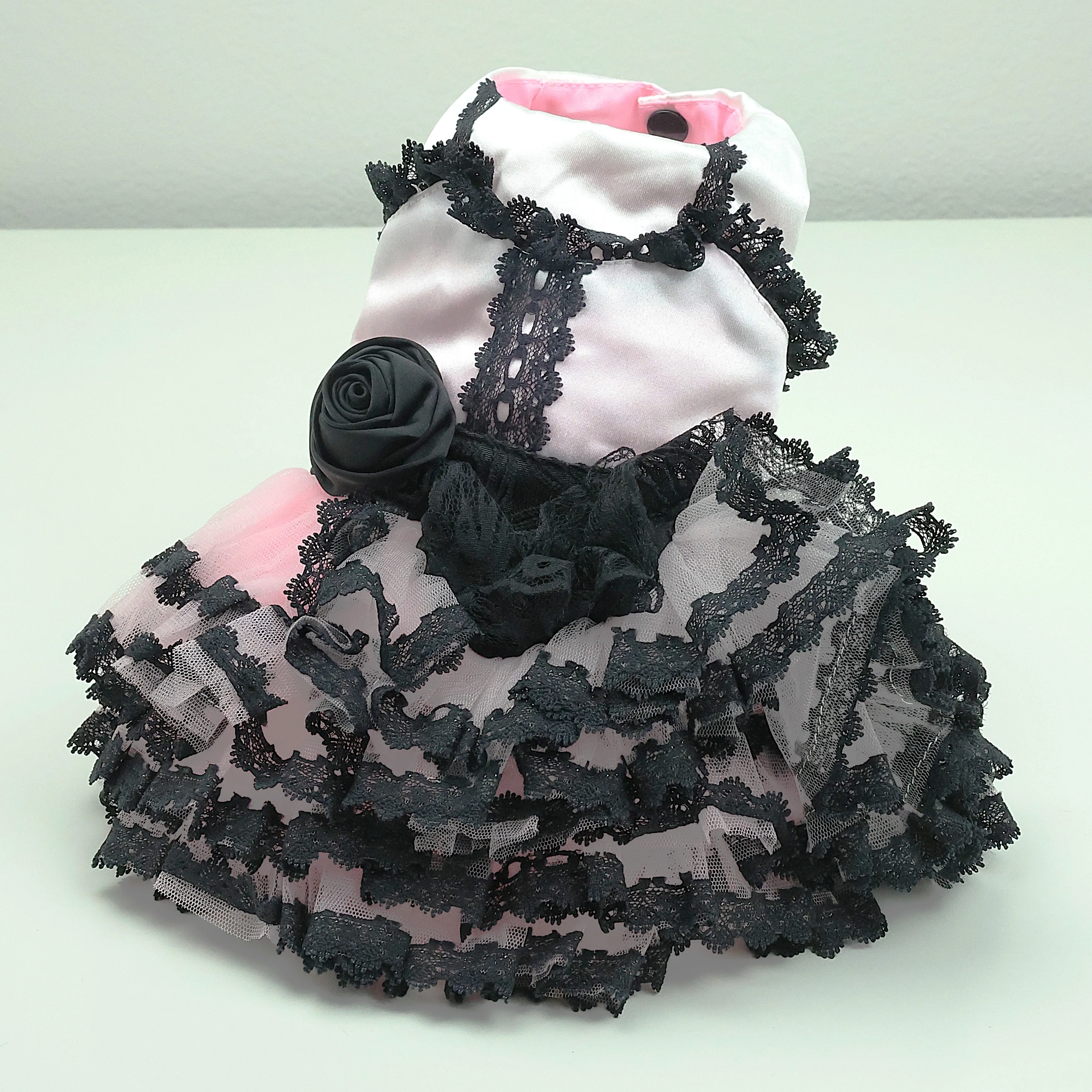 

Платье принцессы для домашних животных ручной работы, наряд для маленькой собаки и кошки, розовый атлас с черной кружевной юбкой с рюшами, костюм для вечеринки, свадьбы, дня рождения