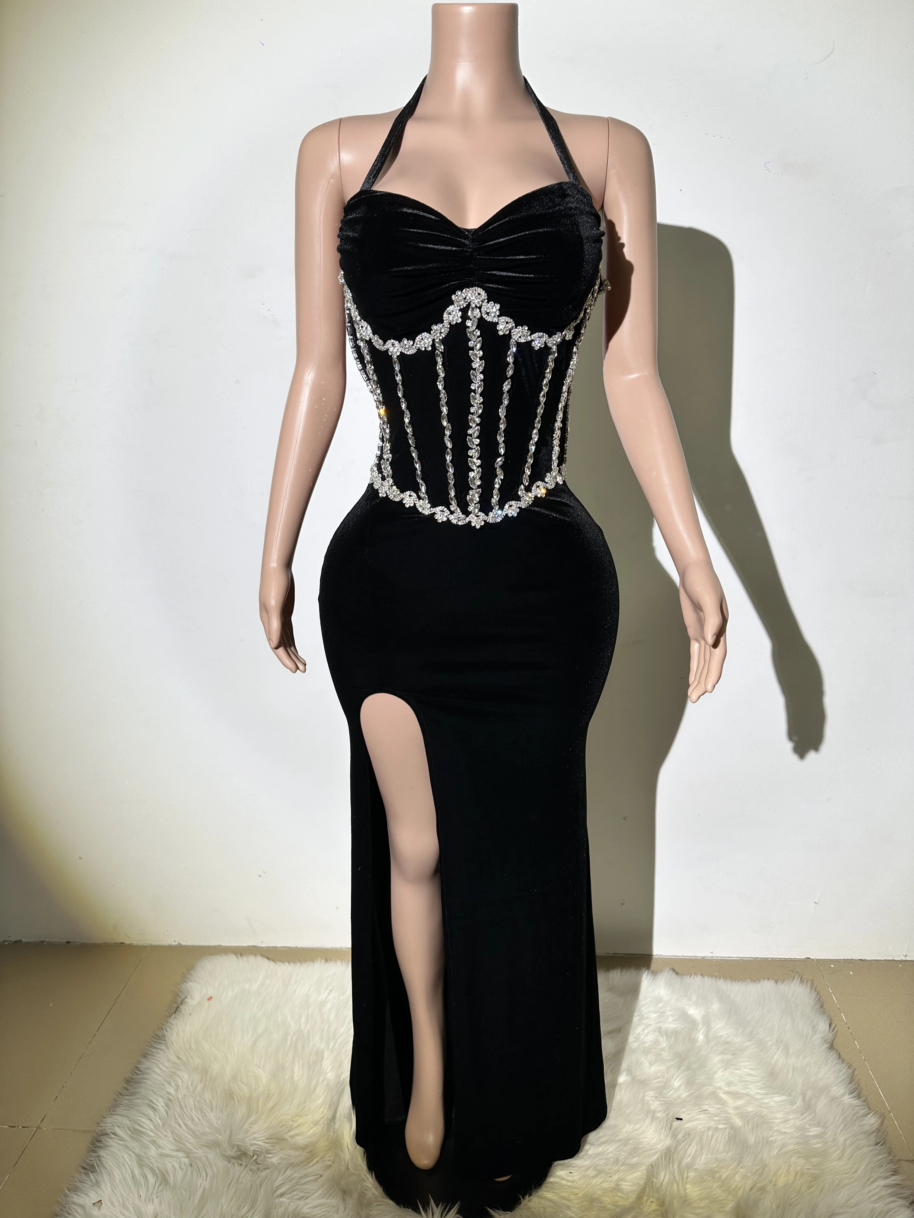 Letnia moda z błyszczącymi diamentami, wisząca szyja i talia, czarna aksamitna elegancka suknia wieczorowa