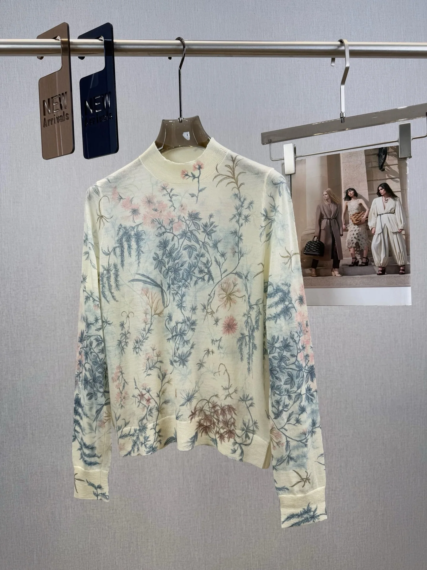 

Elegant printed thin wool blouse with round neck collar