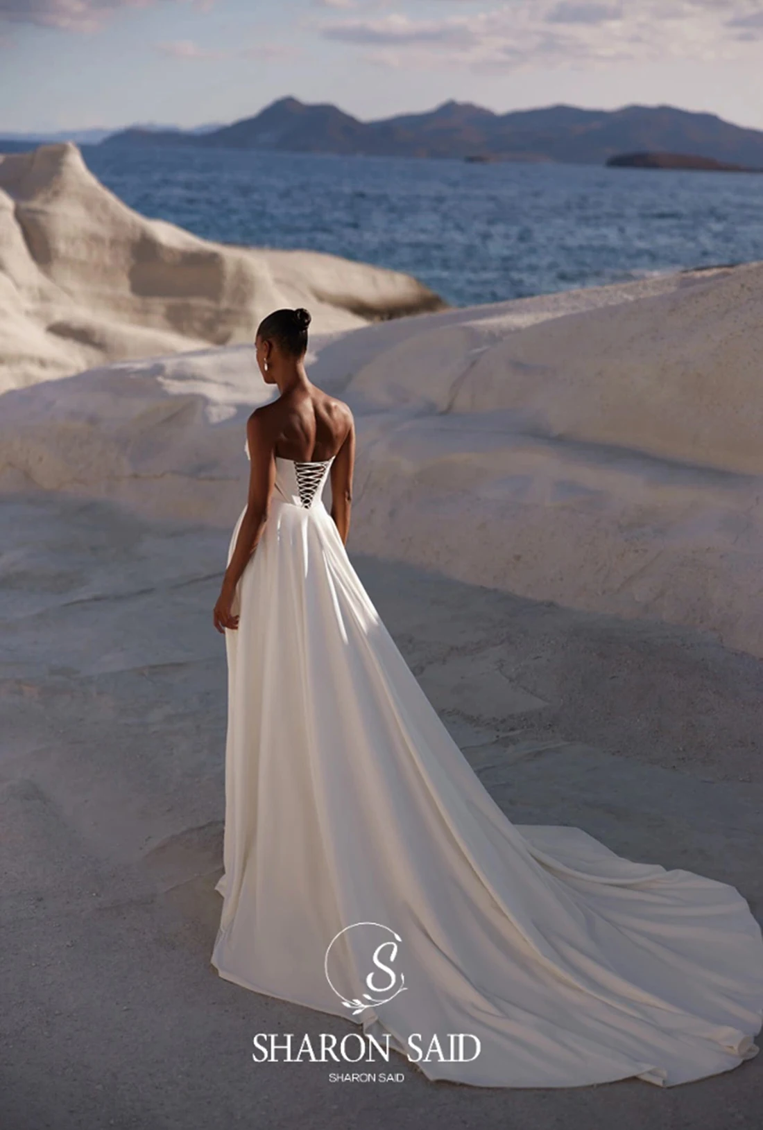 Sharon กล่าวว่าโมเดิร์นด้านข้าง Mermaid ซาตินชุดแต่งงานสีขาว 2025 เซ็กซี่รัดตัว Sweetheart ชุดเจ้าสาว SW230 ที่กําหนดเอง