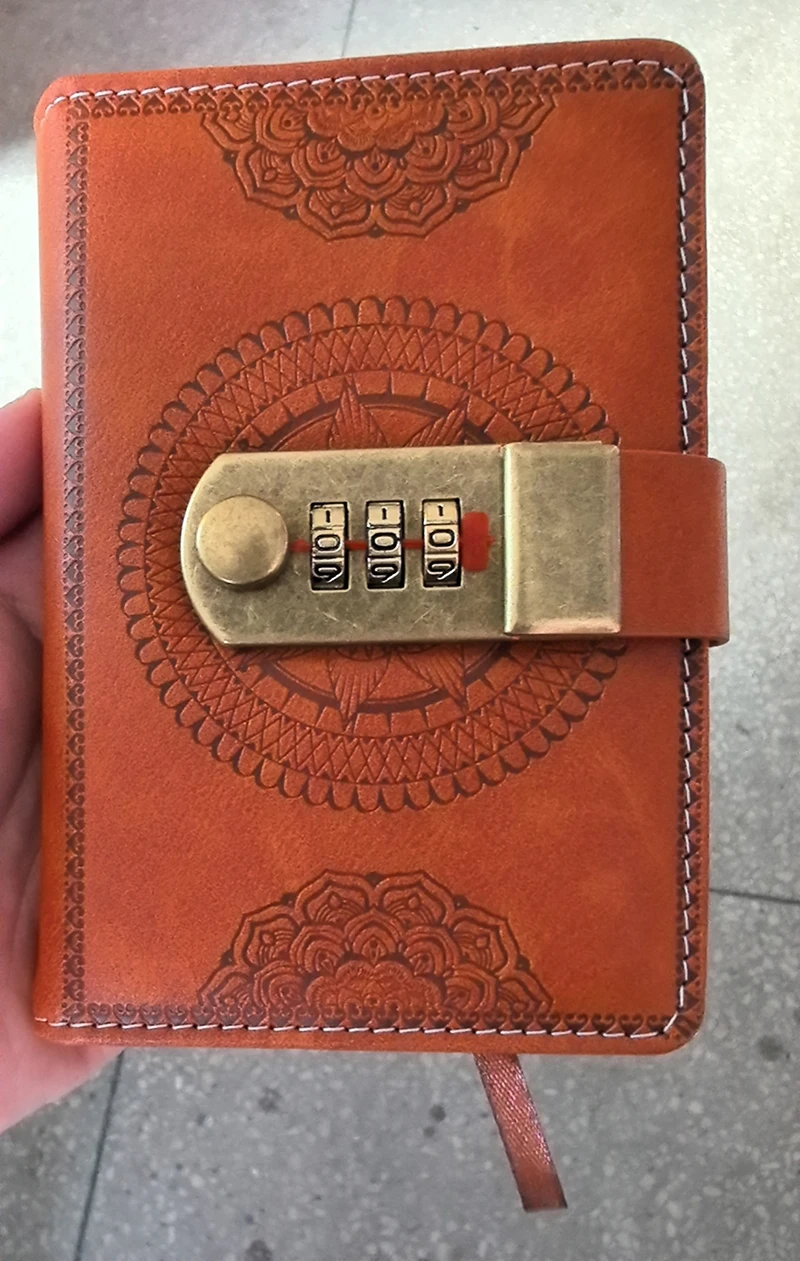 Retro-Passwortbuch A7 (4 * 5,8 Zoll) mit Schloss, kreativer, dicker und langlebiger Notizblock, Schreibwaren-Notizbuchenschutz, geheime Sicherheit – Detail 2