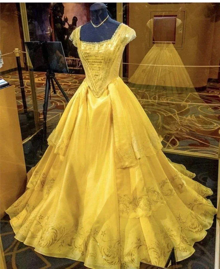 Die Schöne und das Biest im Partyabend, goldenes, elegantes Korsett mit Schnürung, applizierte A-Linien-Kleider, individuelle Damenparty, formelle Anlässe