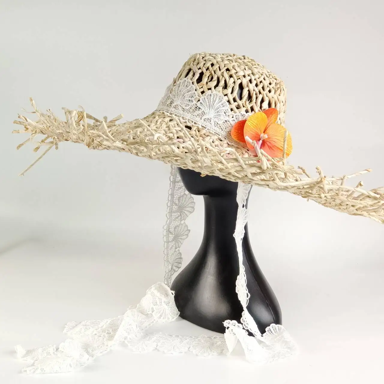 Women's summer bohemian-style corn husk hats with lace ribbons and flowers for beach vacations and sun protection trips