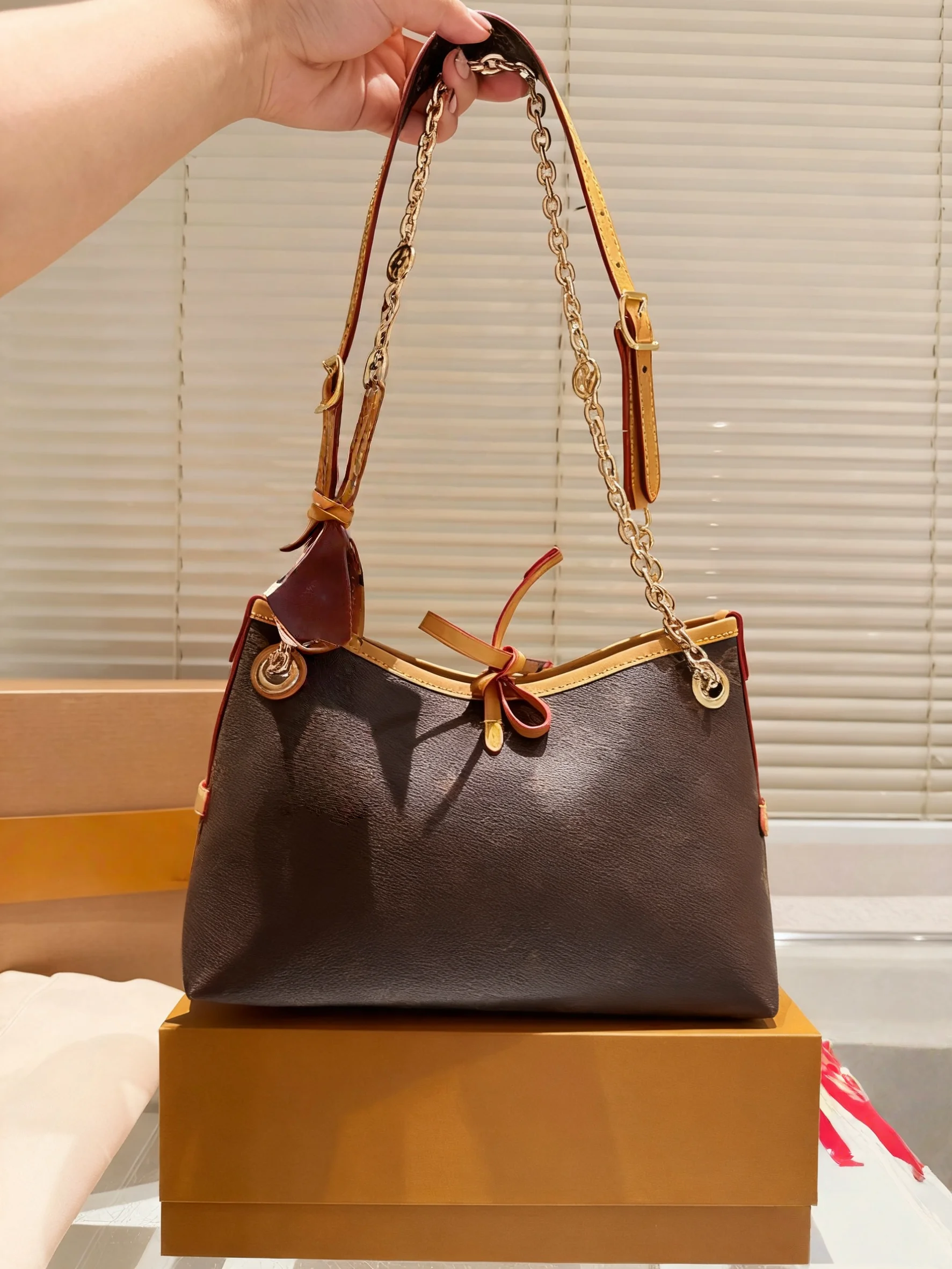 

2025 New 25x18 CM Fashionable Versatile bags leather cherry Portable can be carried on the shoulder no boxes