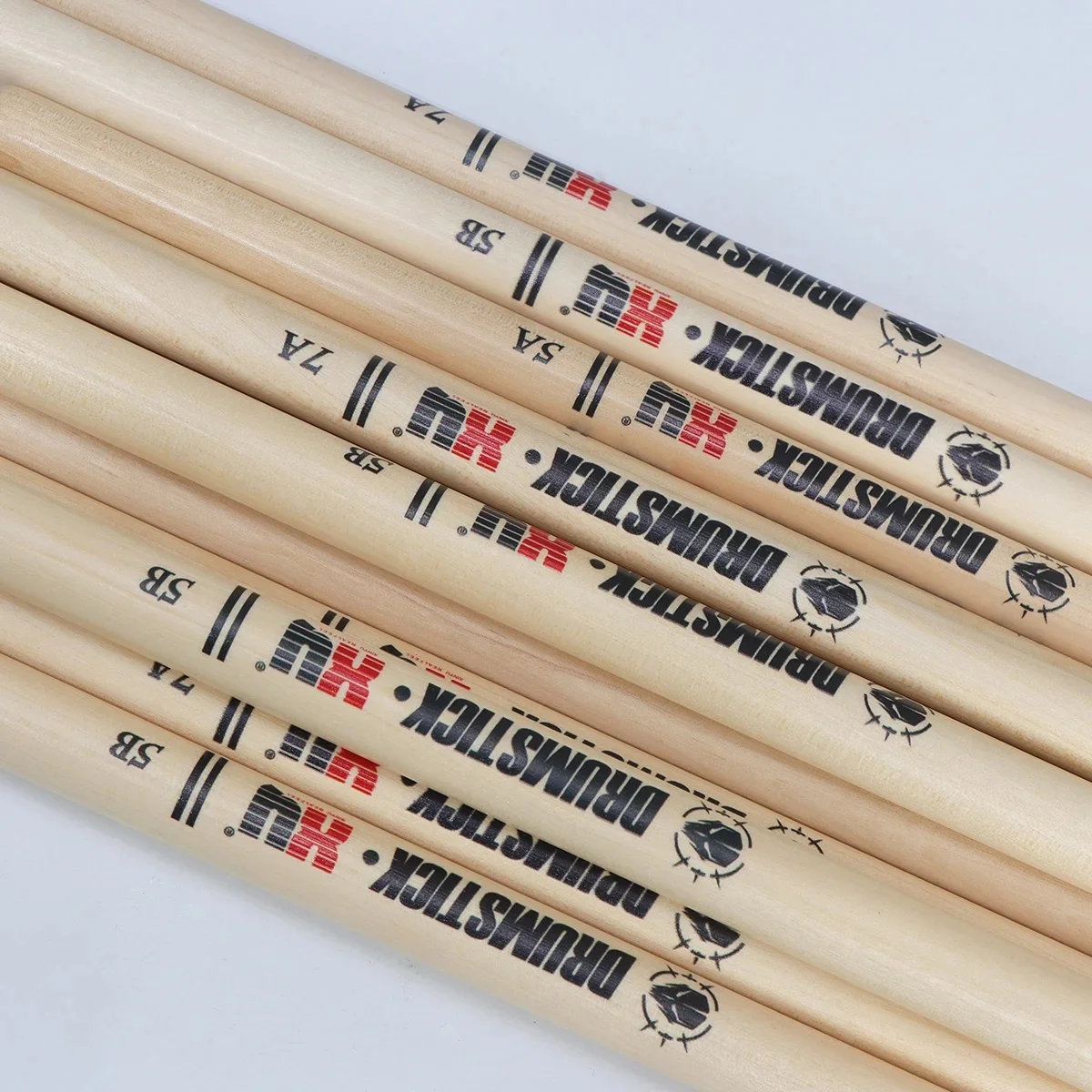 XY-A Paar Professionelle 5A7A5B Ahornholz-Drumsticks mit Totenkopf-Gravur-Design - Langlebige Trommelstöcke für Schlagzeuger, Live-Auftritte