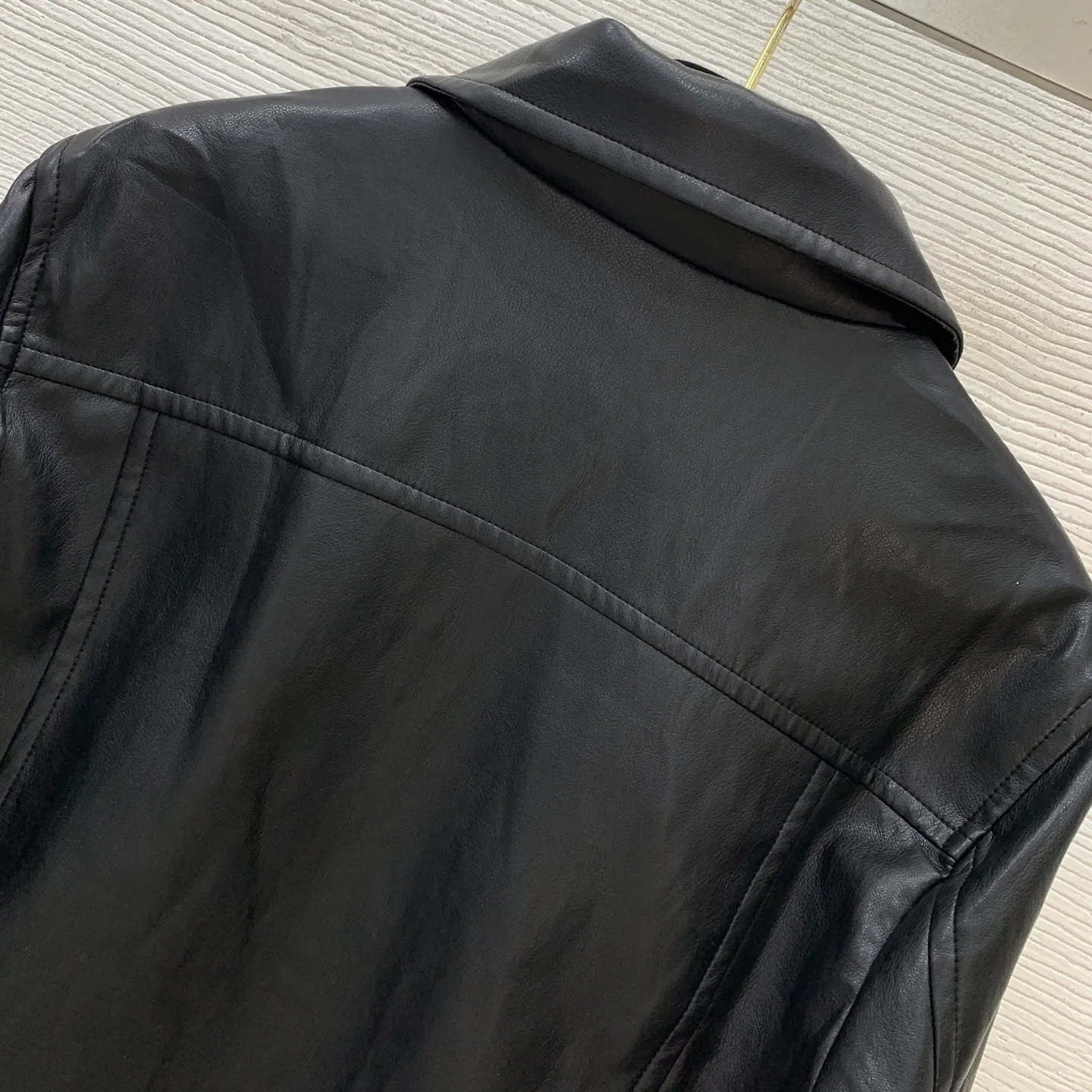 المرأة وصول جديد قسط فو جلد الغنم الملمس أنيق وعصري ثنائي الجيوب مربوط قصيرة بولي Leather الجلود موتو سترة معطف