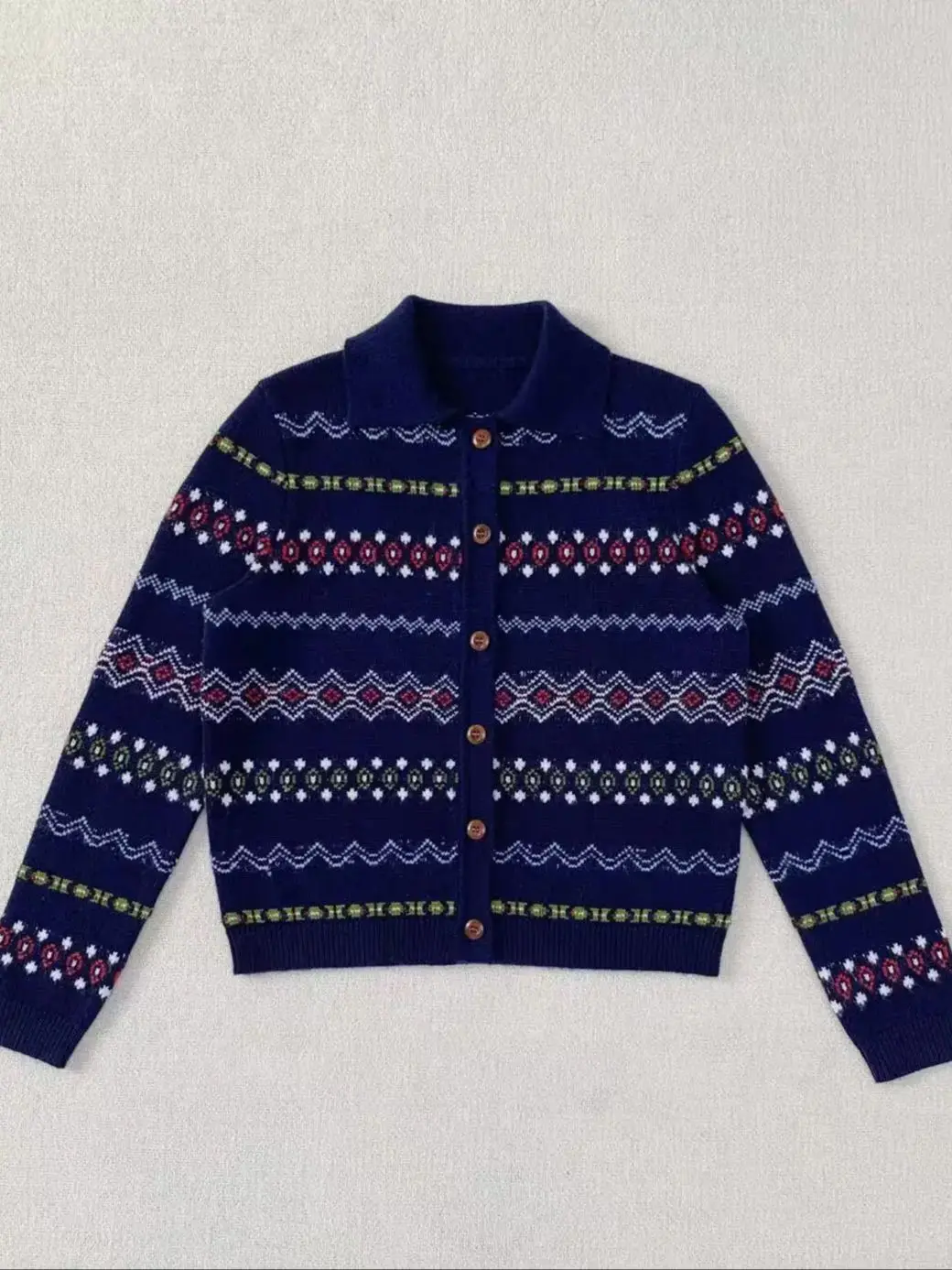 

Элегантный осенне-зимний кардиган с геометрическим узором