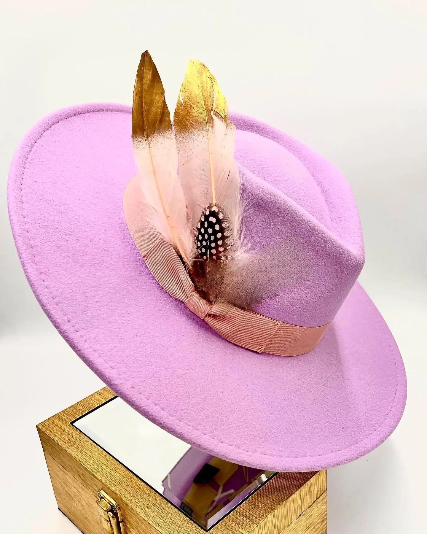 Pomarańczowy kapelusz fedora 9.5cm rondo pióro akcesoria szerokie rondo jazz kapelusz kobieta imitacja kapelusz fedora mężczyzna moda panama kapelusz ślub — zdjęcie 2