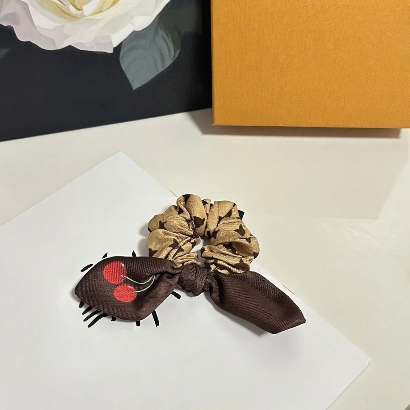 

Must-Have 2025! Шелковая повязка для волос в стиле ретро — стильный массивный аксессуар, роскошный шелковый вариант, идеально подходит для одежды и мероприятий