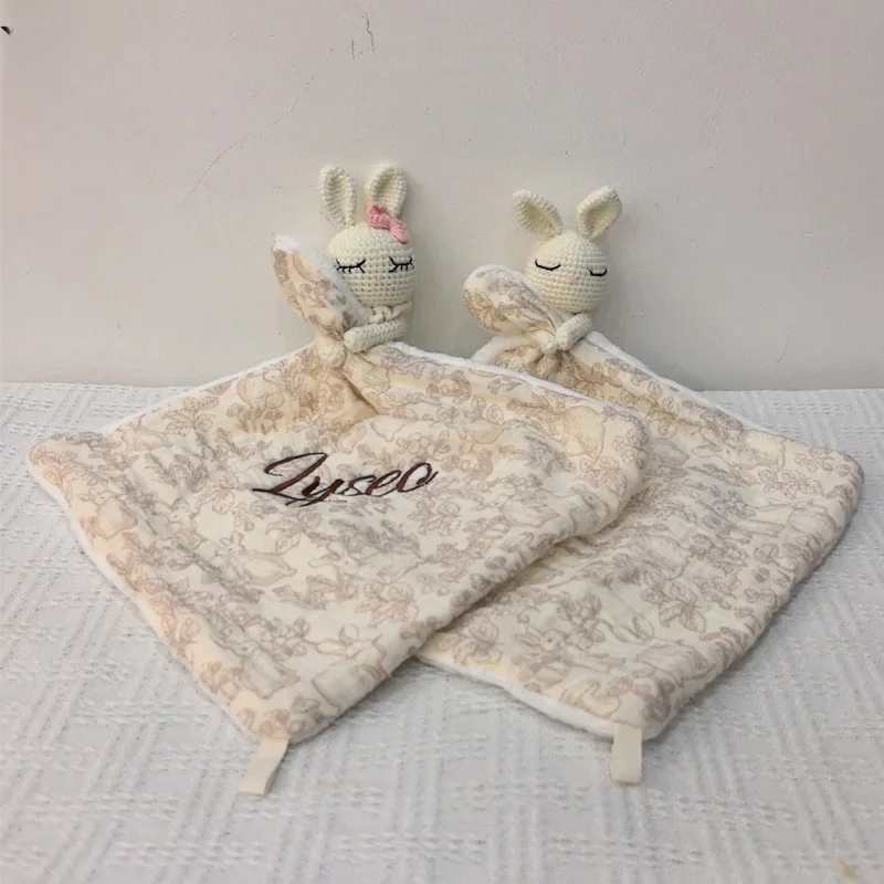 Jouet lapin avec nom personnalisé, joli bavoir d'alimentation pour bébé, couverture de sécurité douce, tissu de rot en coton, cadeau de douche pour bébé