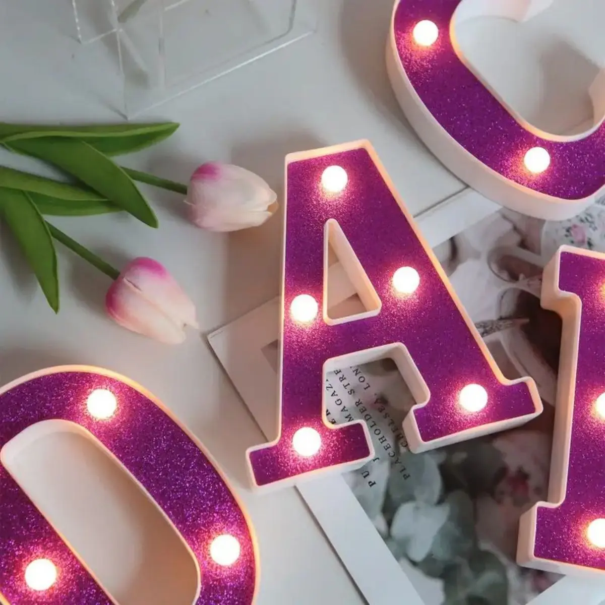 1pc viola Glitter LED Letter Light-alimentato a batteria, lampada da notte decorativa per proposta di matrimonio, compleanno e puntelli fotografici