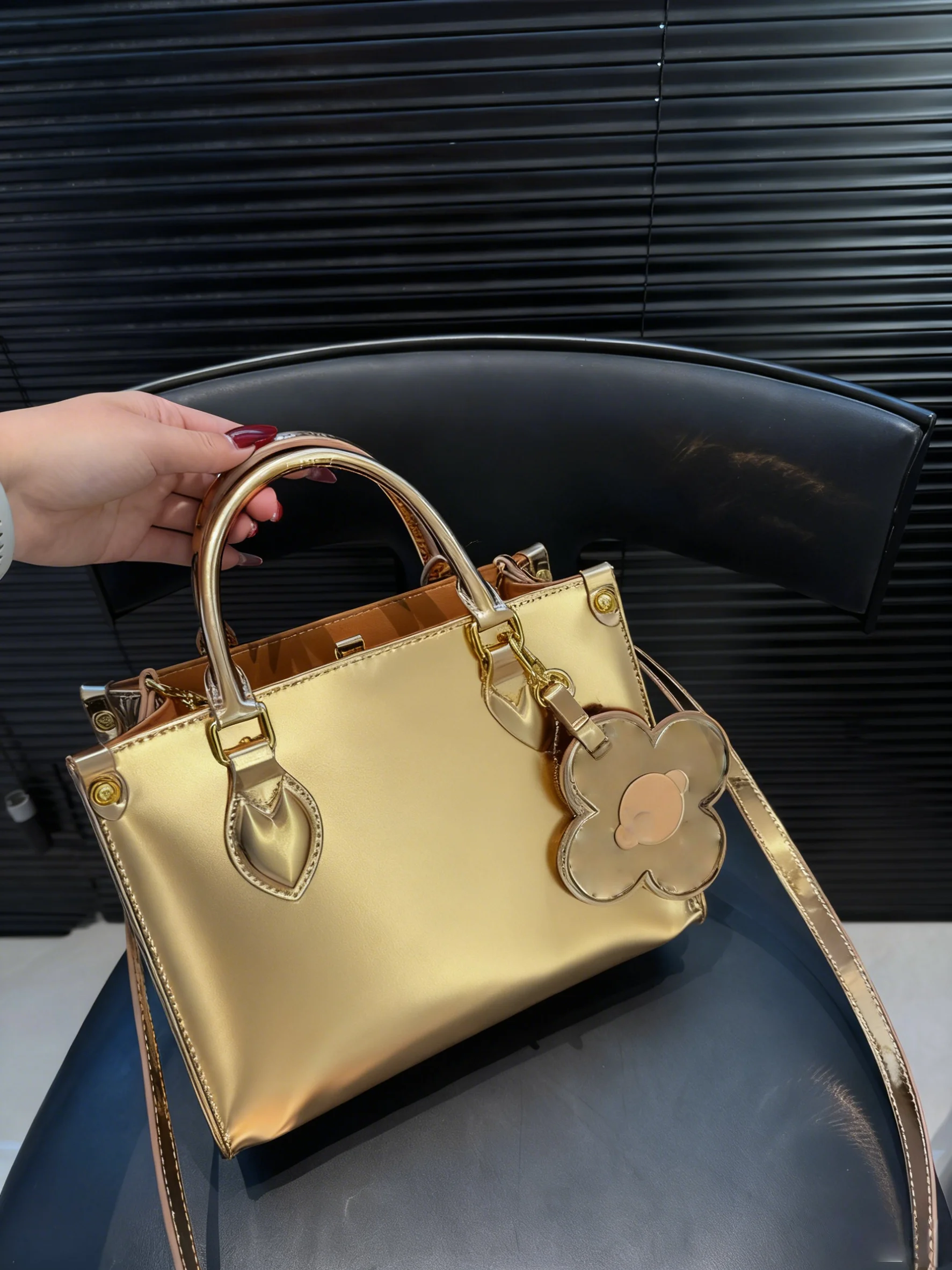 

2025 New SIZE: 25x20 CM Fashionable Versatile bags leather cherry Portable can be carried on the shoulder no boxes