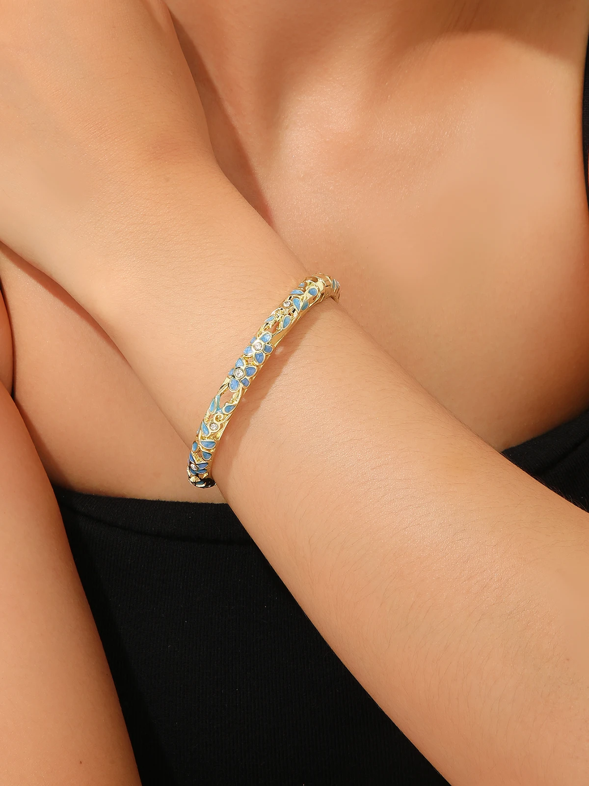 Cloisonne Enamel Flower Bangle for Women Hollow Gold Plated Crystal Floral Bracelet Vintage Palace Style Jewelry Gift