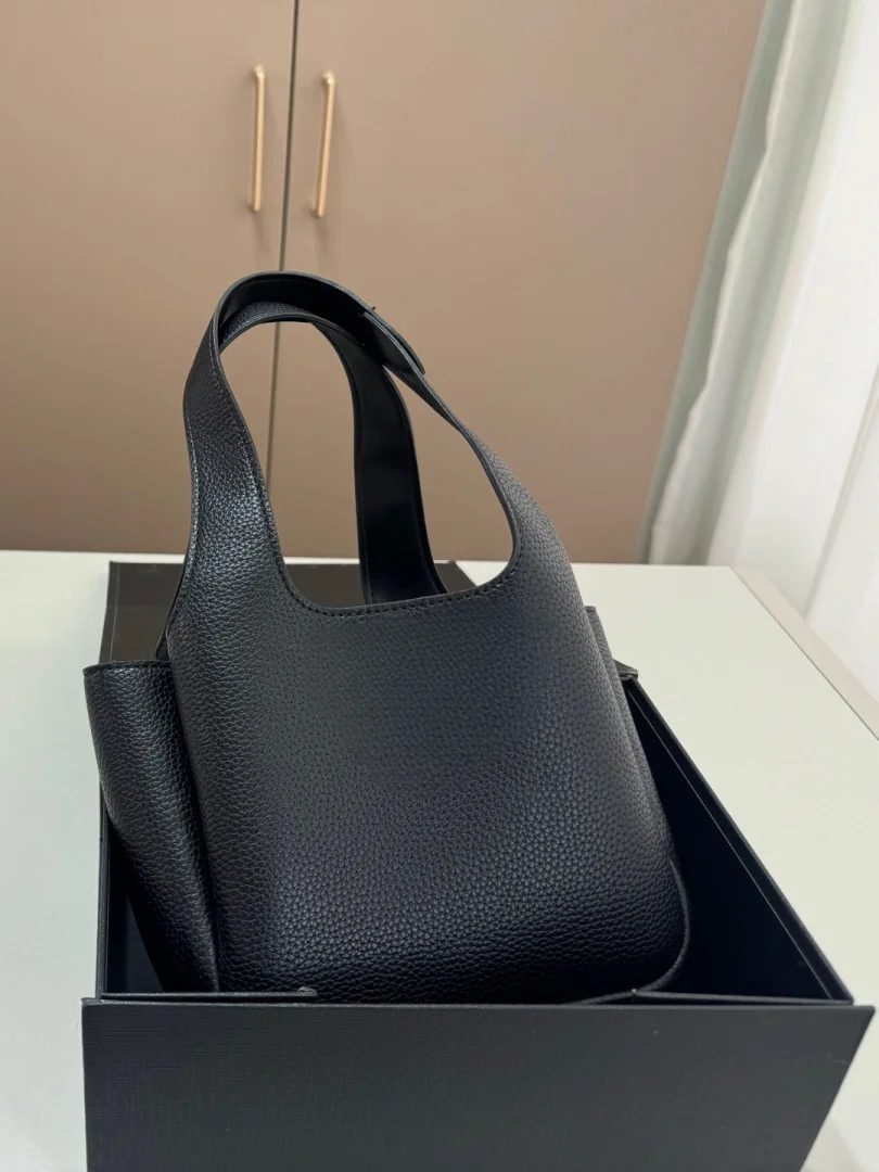 

Women Bucket Handheld Bag Everyday Casual Style With Smooth Handle For Daily Use Size: 19*15cm