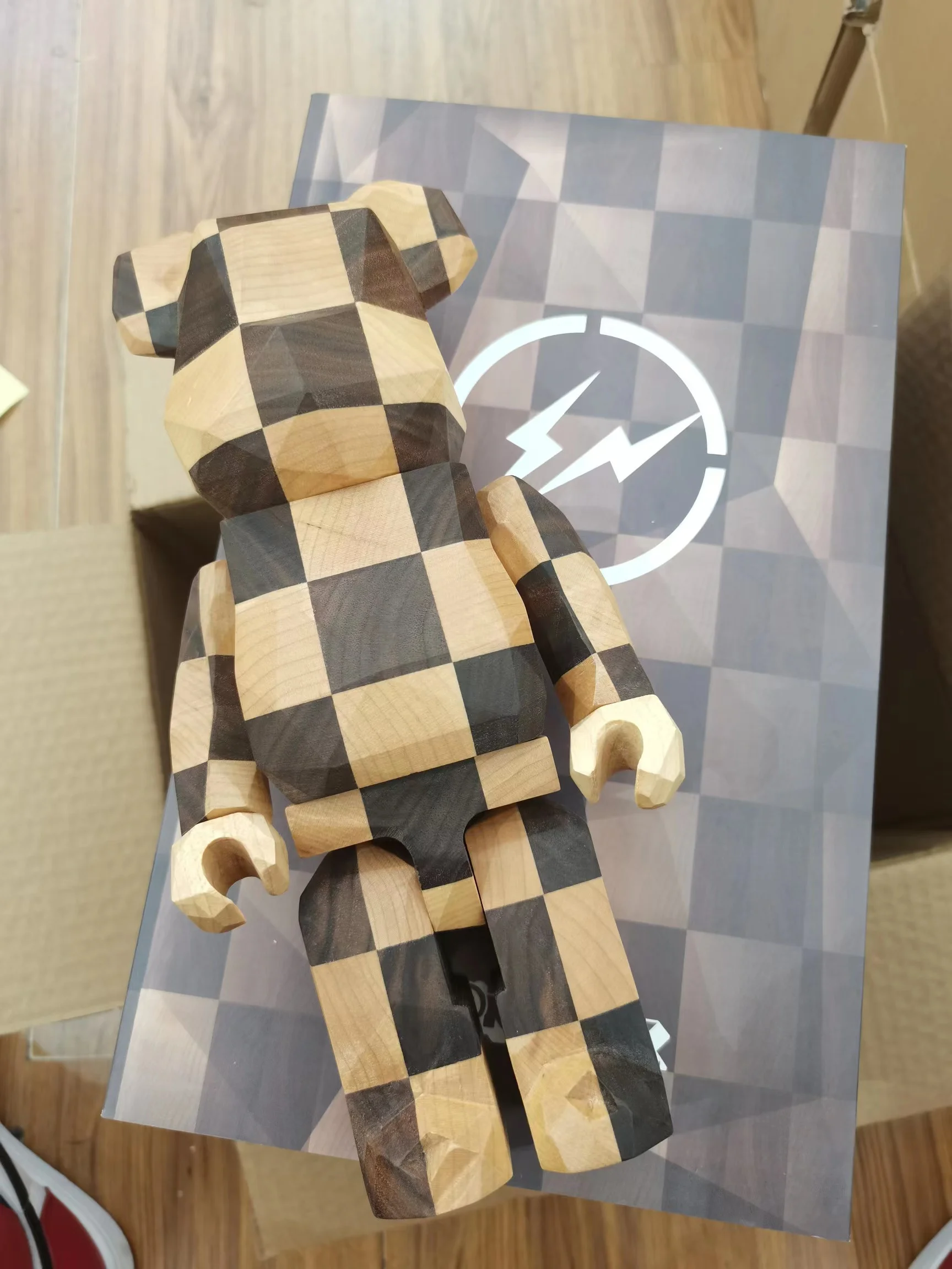 

Bearbrick 400% Karimoku Chess Wood Diamond Chess Walnut Bear First Generation Full Line Sticker Laser Label Color Box Packaging