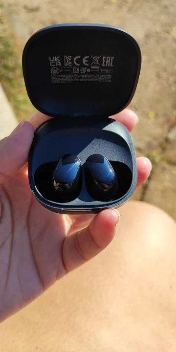 Vista cercana de los Xiaomi Redmi Buds 6