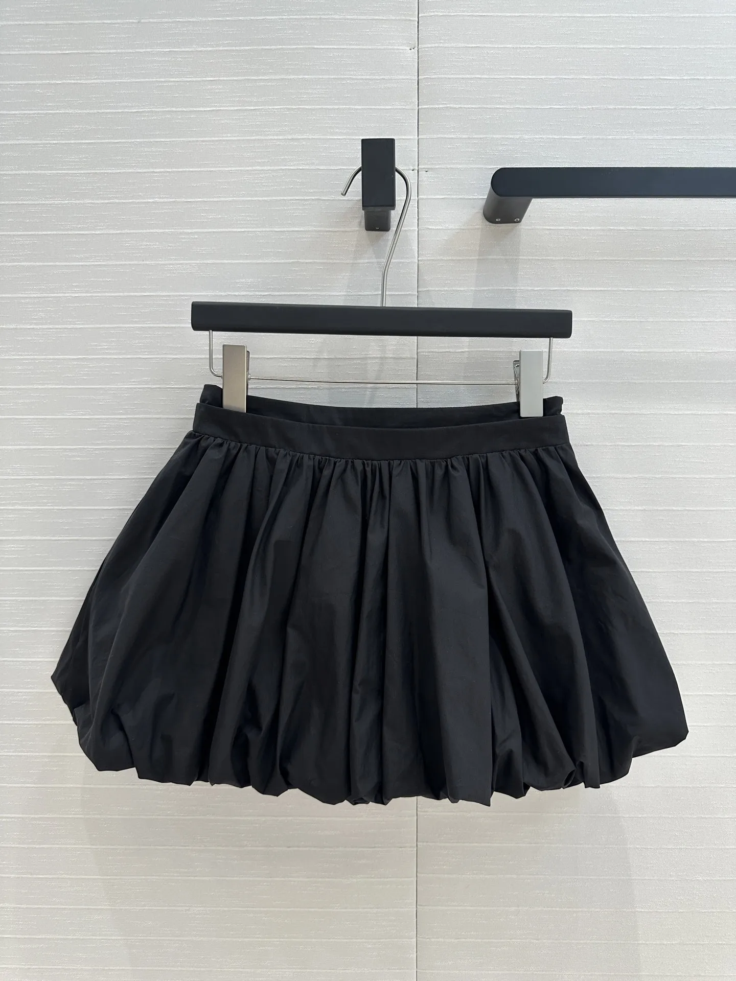 

2025 Summer New Short Skirt Black and White Flower Bud Skirt with Age Reducing and Youthful Wrinkle Design Comfortable WYY-45