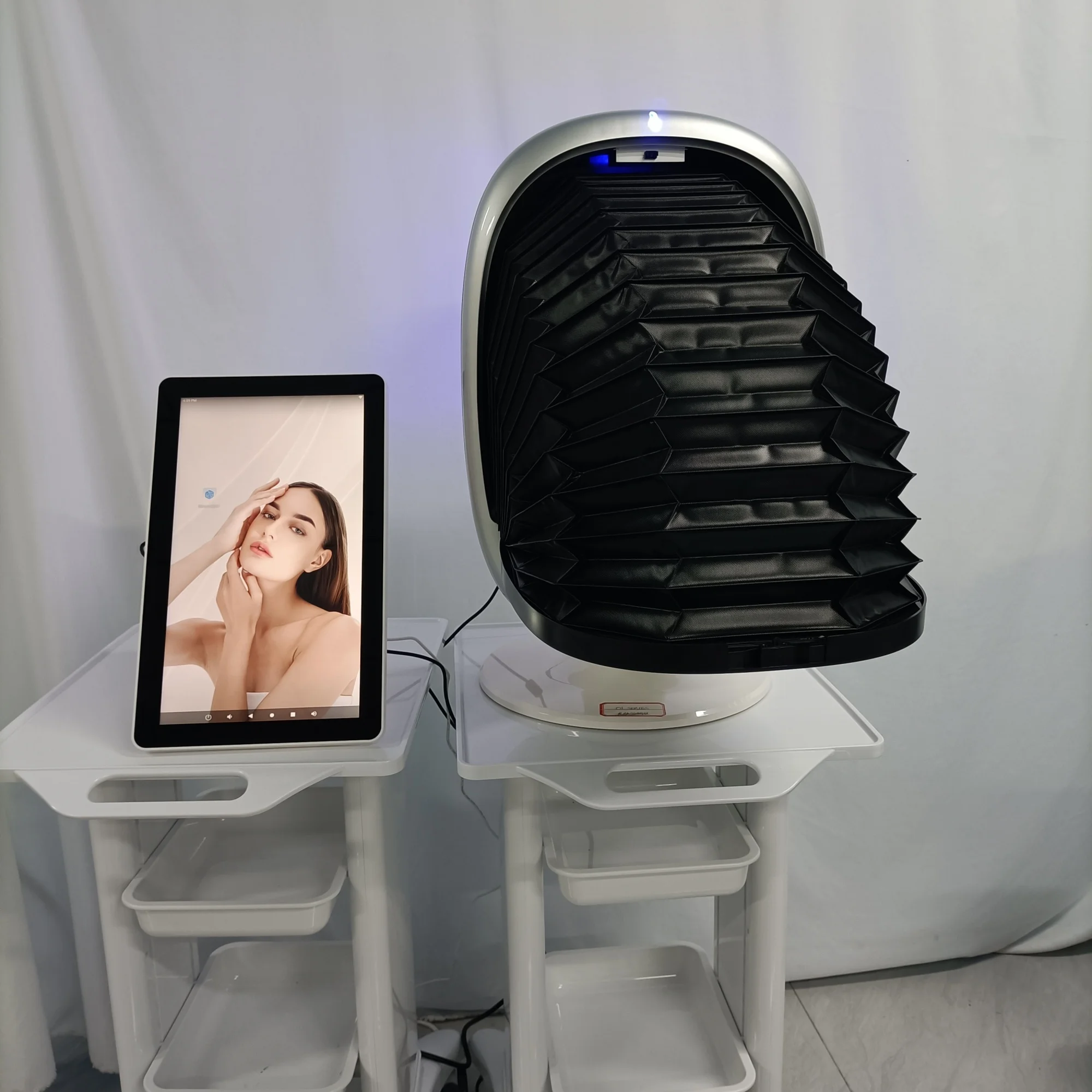 MYOSLIMプロフェッショナル肌診断機器は、肌の質感、細かい線、炎症の跡、その他の微妙な点を正確に識別します。