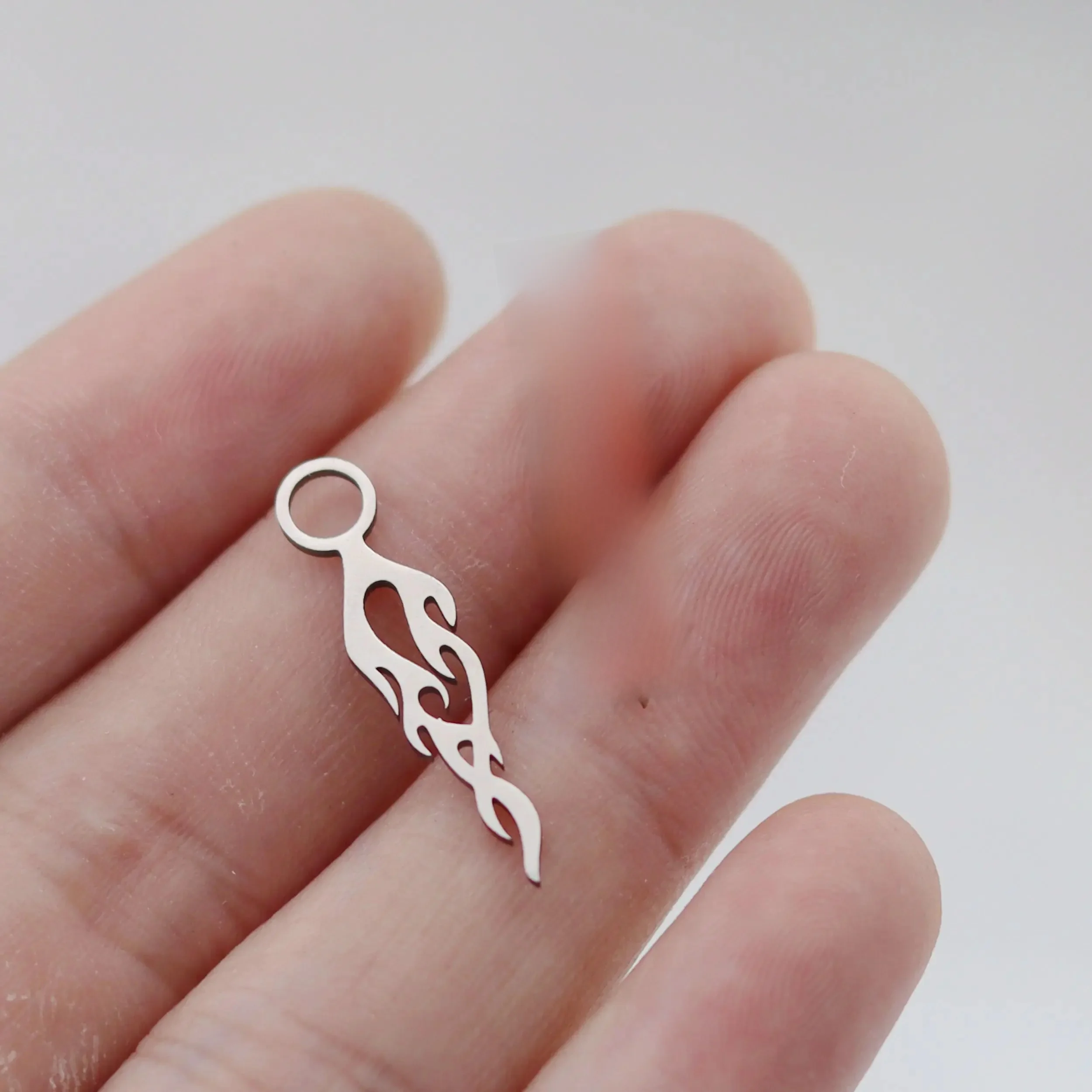 3 sztuk Punk płomień ogień Metal DIY frędzle kolczyki bransoletki Charms do tworzenia biżuterii wisiorek ze stali nierdzewnej Totem diy akcesoria — zdjęcie 2