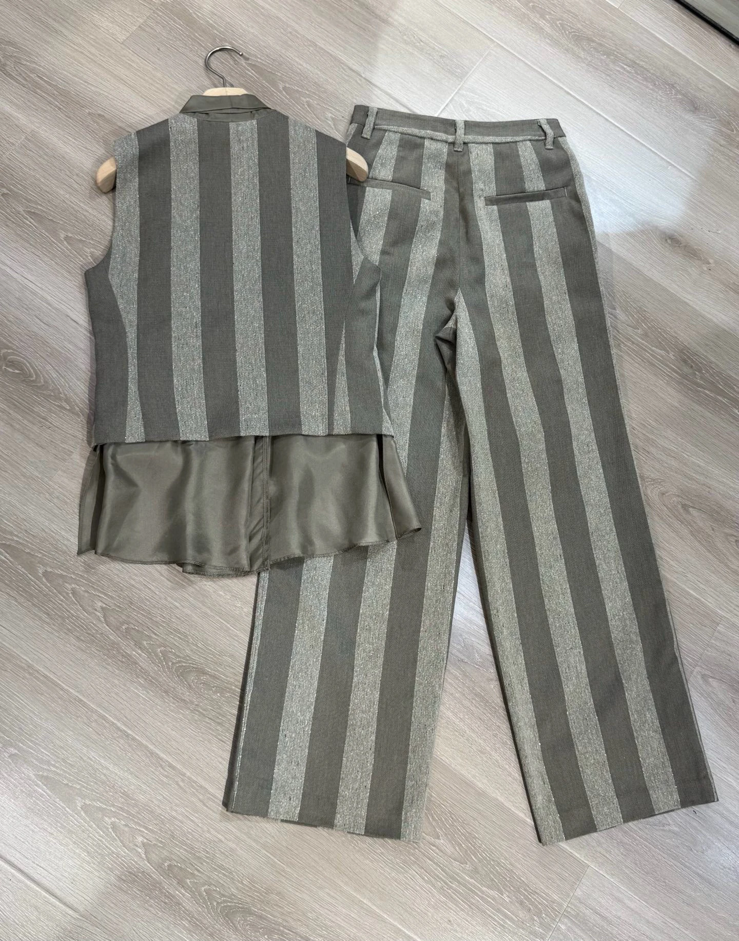 

High Quality Women's 25 Spring Summer New Silk Linen V-neck Sleeveless Vest with Casual Pants suit