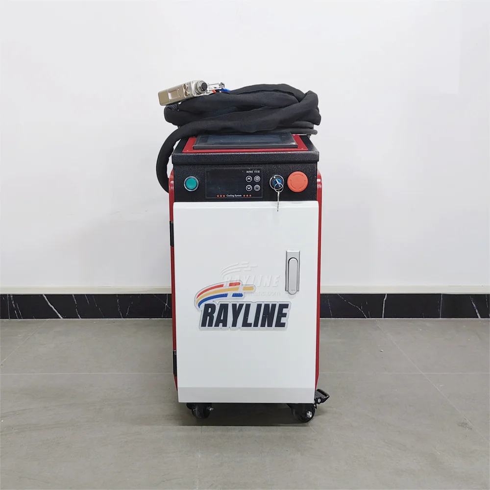 ماكينة لحام بالليزر صغيرة لتبريد المياه 3 في 1 1500 وات مصدر ليزر من الألياف Raycus Max BTW قطع تنظيف لحام المعادن