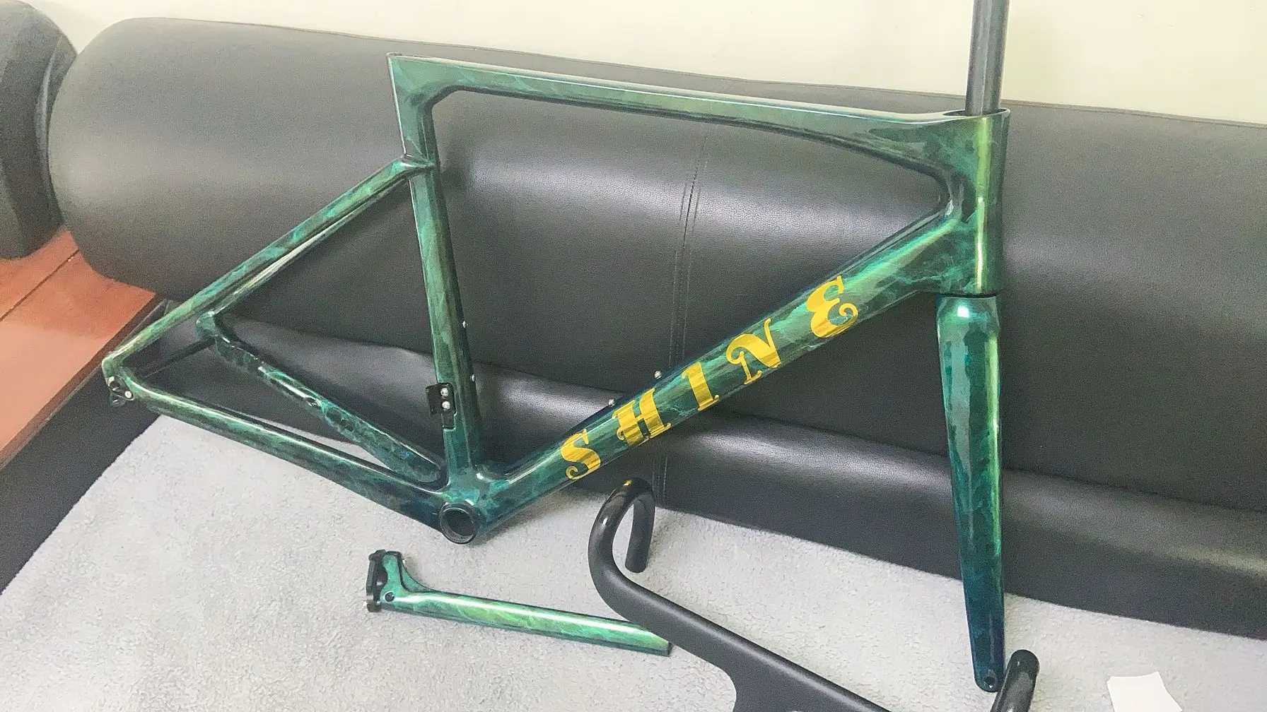 2024 Style full carbon bike frame T1000  disc cycling framework custom paint logos and color made in china 50-58cm