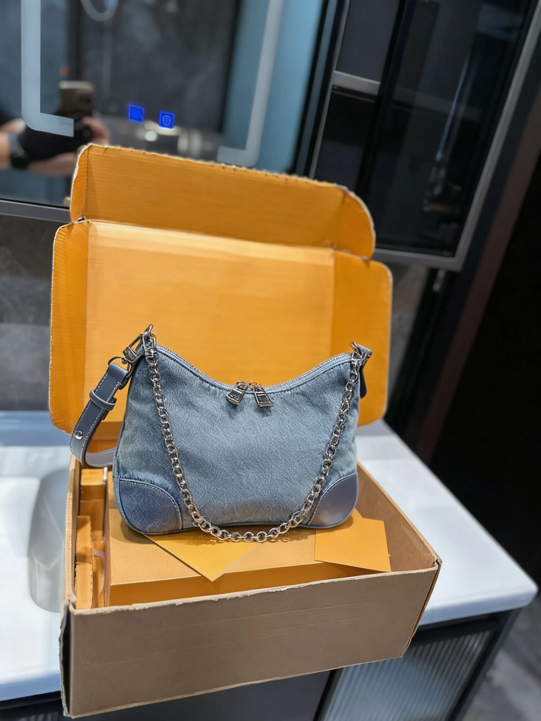 مقاس جديد 2025: 27 × 16 سم حقائب عصرية متعددة الاستخدامات من الجلد والكرز محمولة يمكن حملها على الكتف بدون صناديق #1