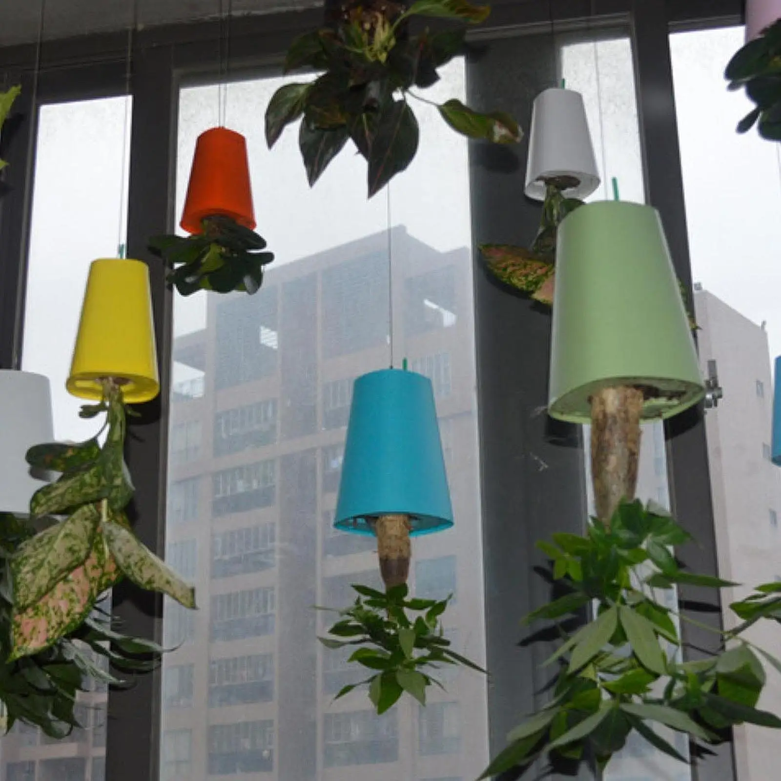 

PP Hanging Plant Upside Down Flower Pot Flower Vase Wall Decor Hanging Basket for Indoor Outdoor Desktop Courtyard Garden