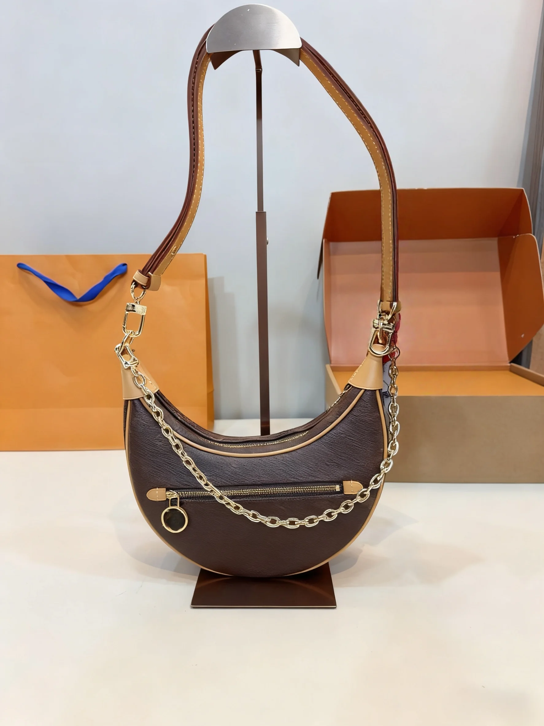 

2025 New size: 19x11x5 CM Fashionable Versatile bags leather cherry Portable can be carried on the shoulder no boxes