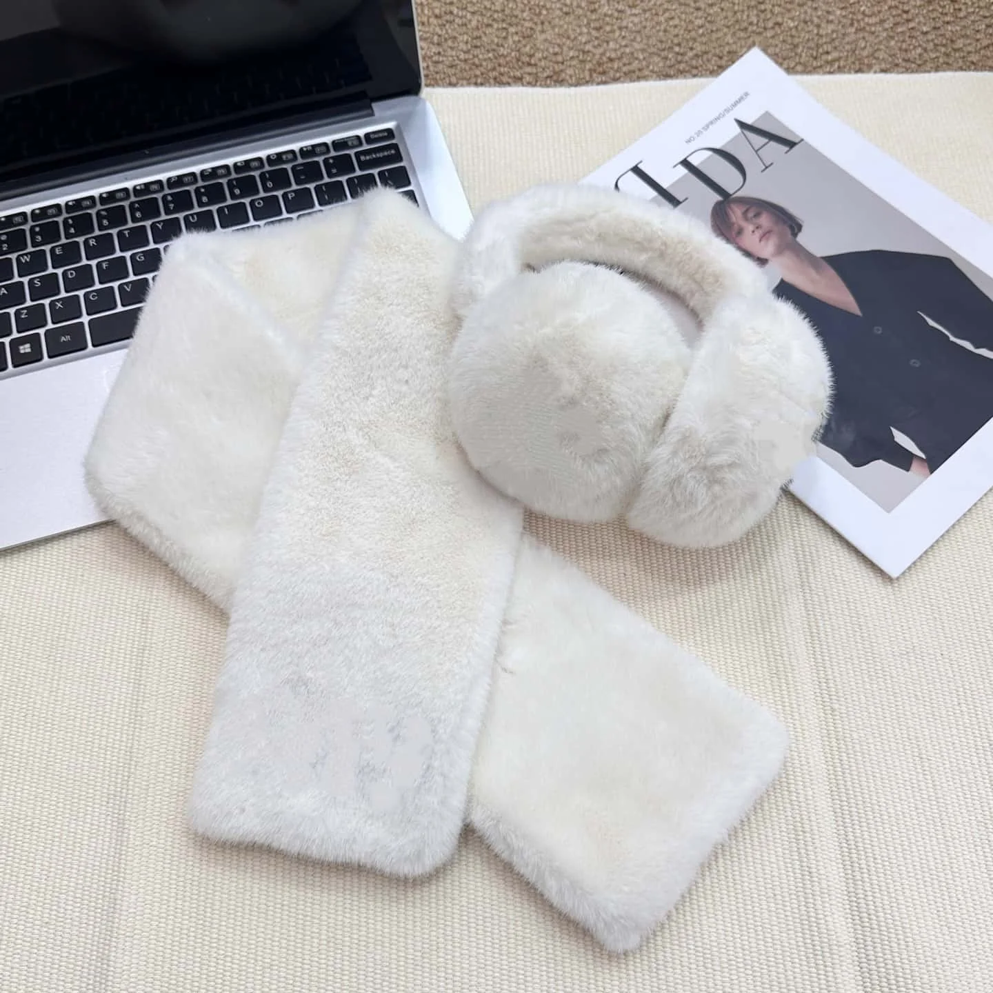 طقم وشاح للأذنين للسيدات لعام 2025 طقم شتاء دافئ كلاسيكي متعدد الاستخدامات طقم نسائي جديد بسيط للتزلج