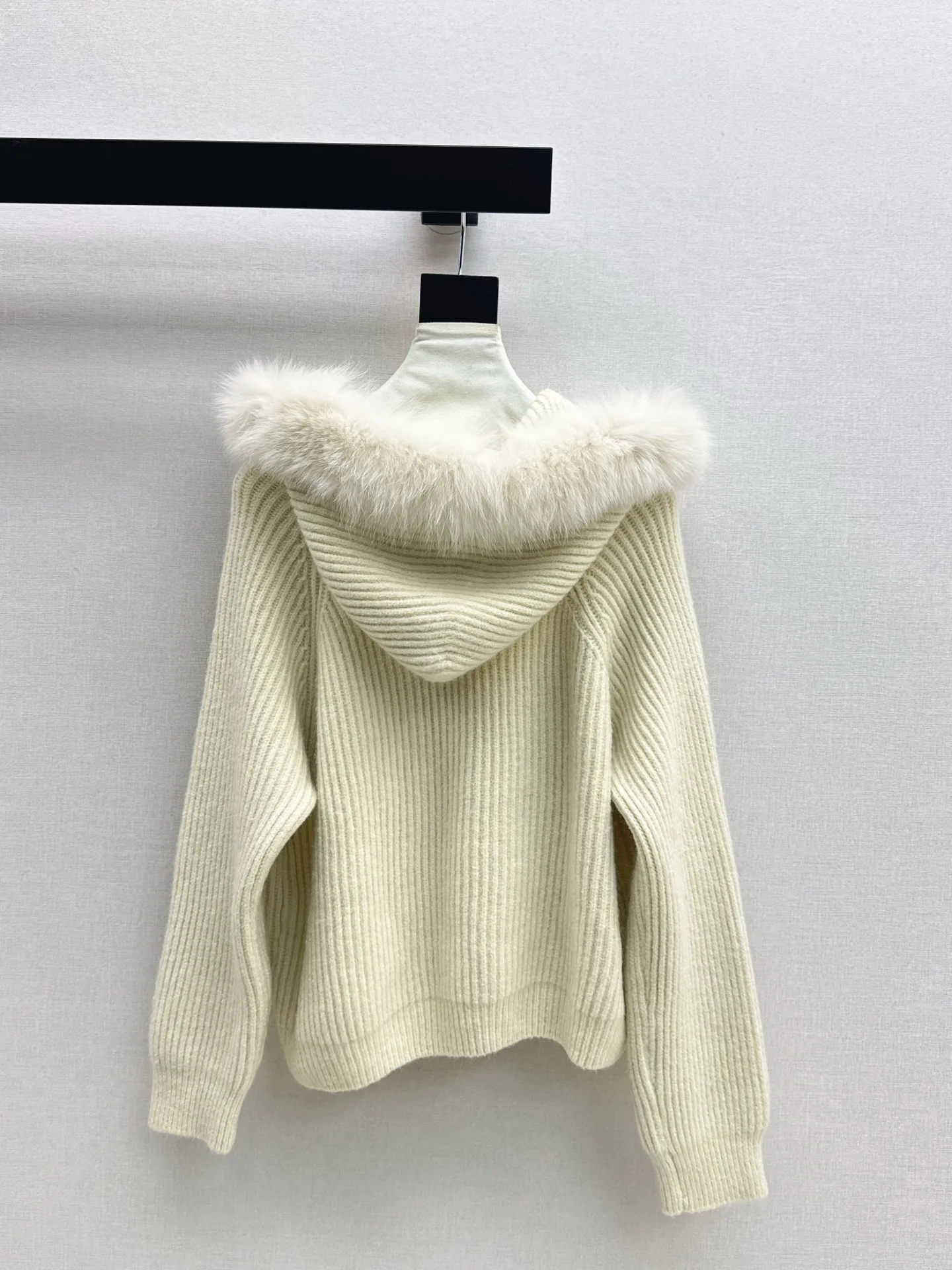 

Женская куртка-кардиган с капюшоном и меховым воротником на осень и зиму 2025 HL167