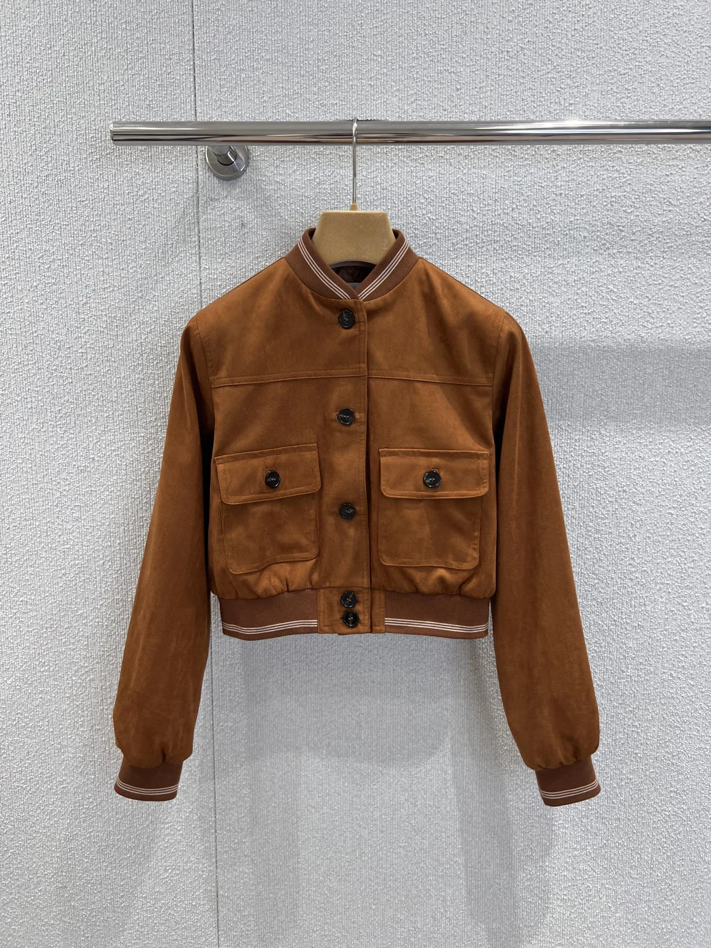 レディース キャラメル スエード クロップド ボンバー ジャケット ボタンアップ ベースボール スタイル アウター