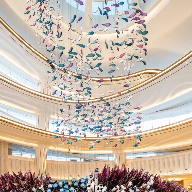 Projeto iluminações peixe pendurado luz pingente de vidro criativo mar peixe roxo azul decoração lustres teto alto para lobby do hotel