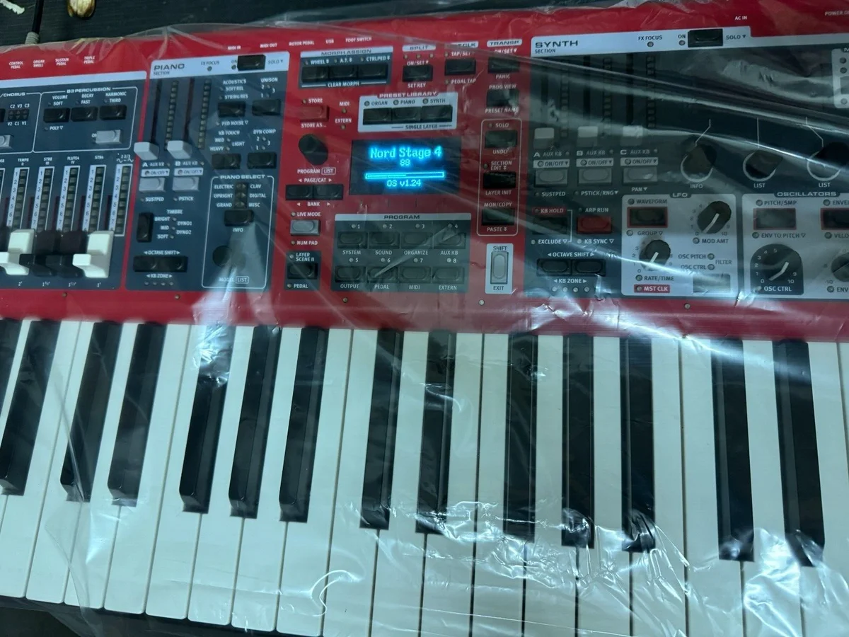 NUOVE VENDITE DI QUALITÀ SULLA tastiera da palco compatta Stage 4 con 73 tasti, DISPONIBILE