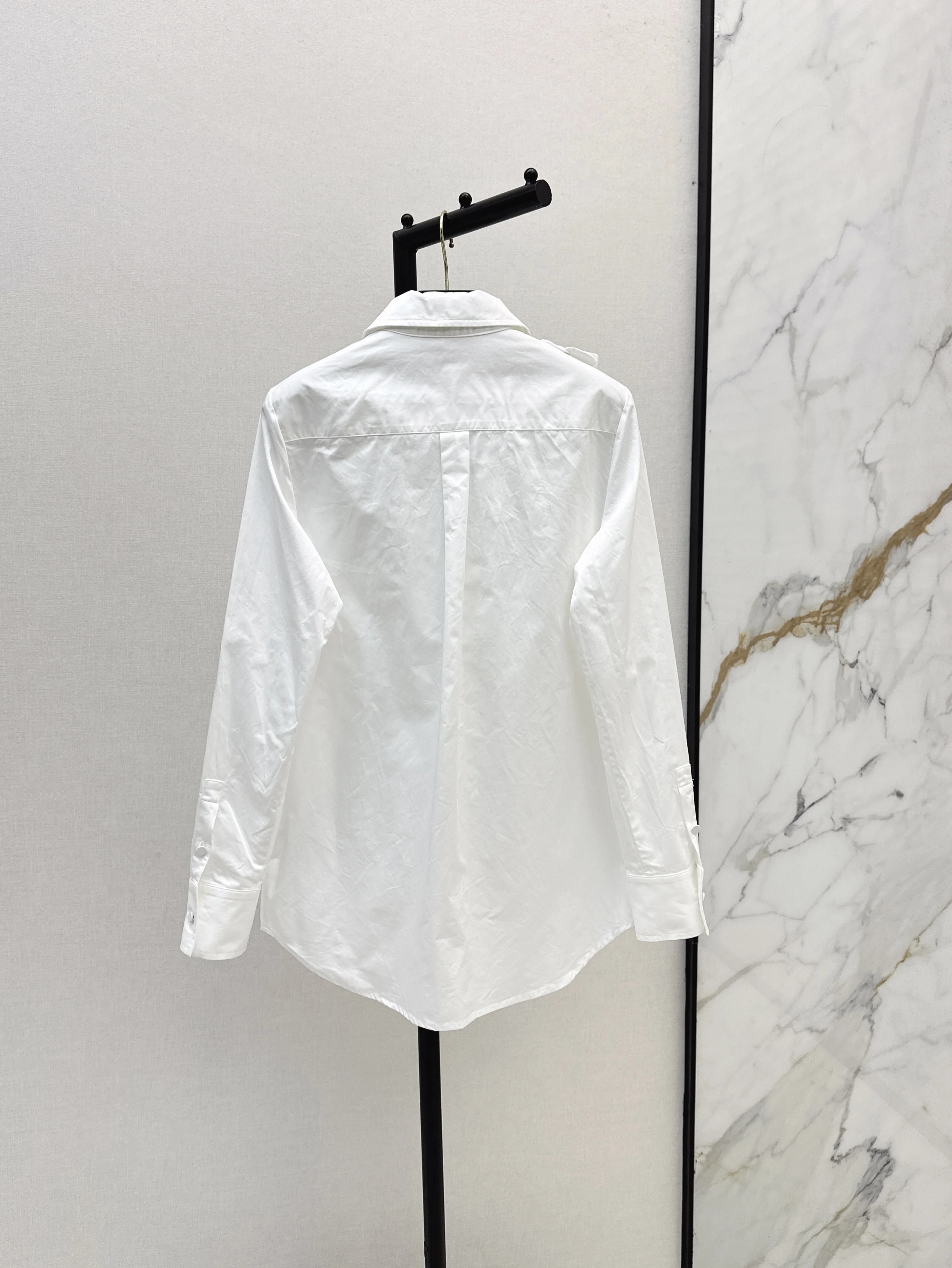 

2025 Autumn New Women's Lapel Flower Shirt Simple and Elegant Style