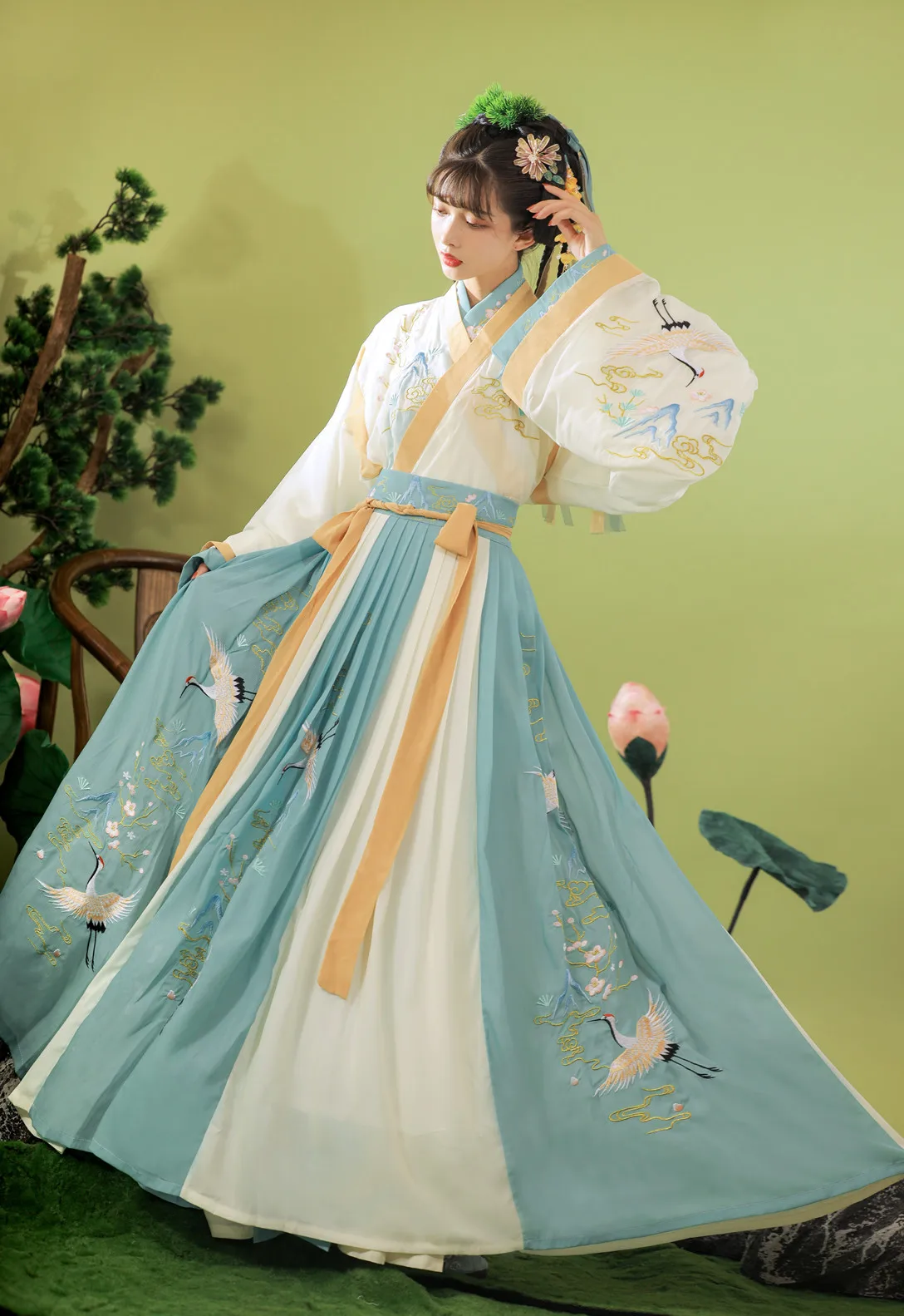 Women in Hanfu are unique in the Tang Dynasty and Jin Dynasties. They have a waist-length skirt with a large hem in Wei