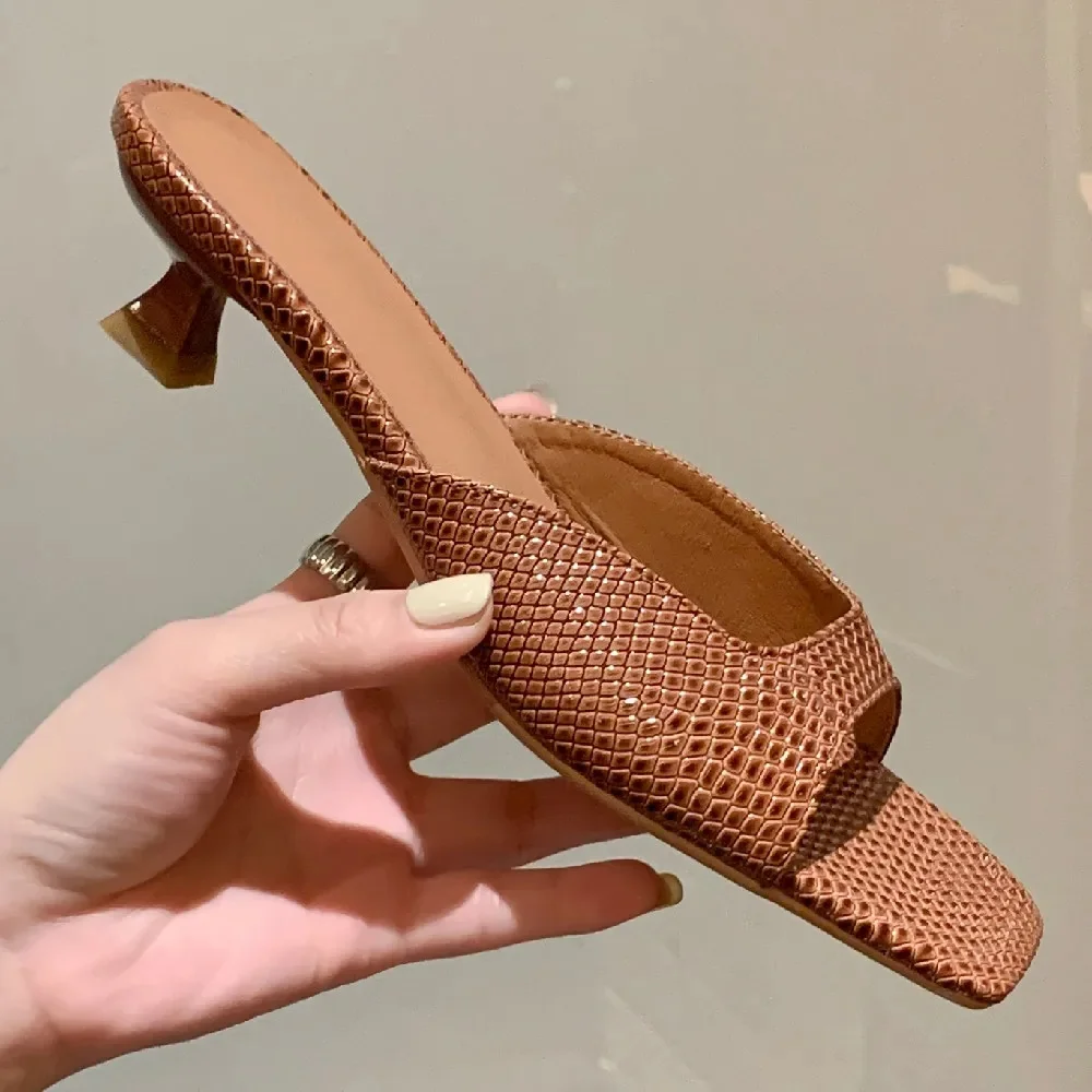 Letnie na niskim obcasie damskie z wystającym palcem eleganckie damskie obcasy typu kitten wsuwane sandały damskie miękkie wygodne buty na obcasie — zdjęcie 2