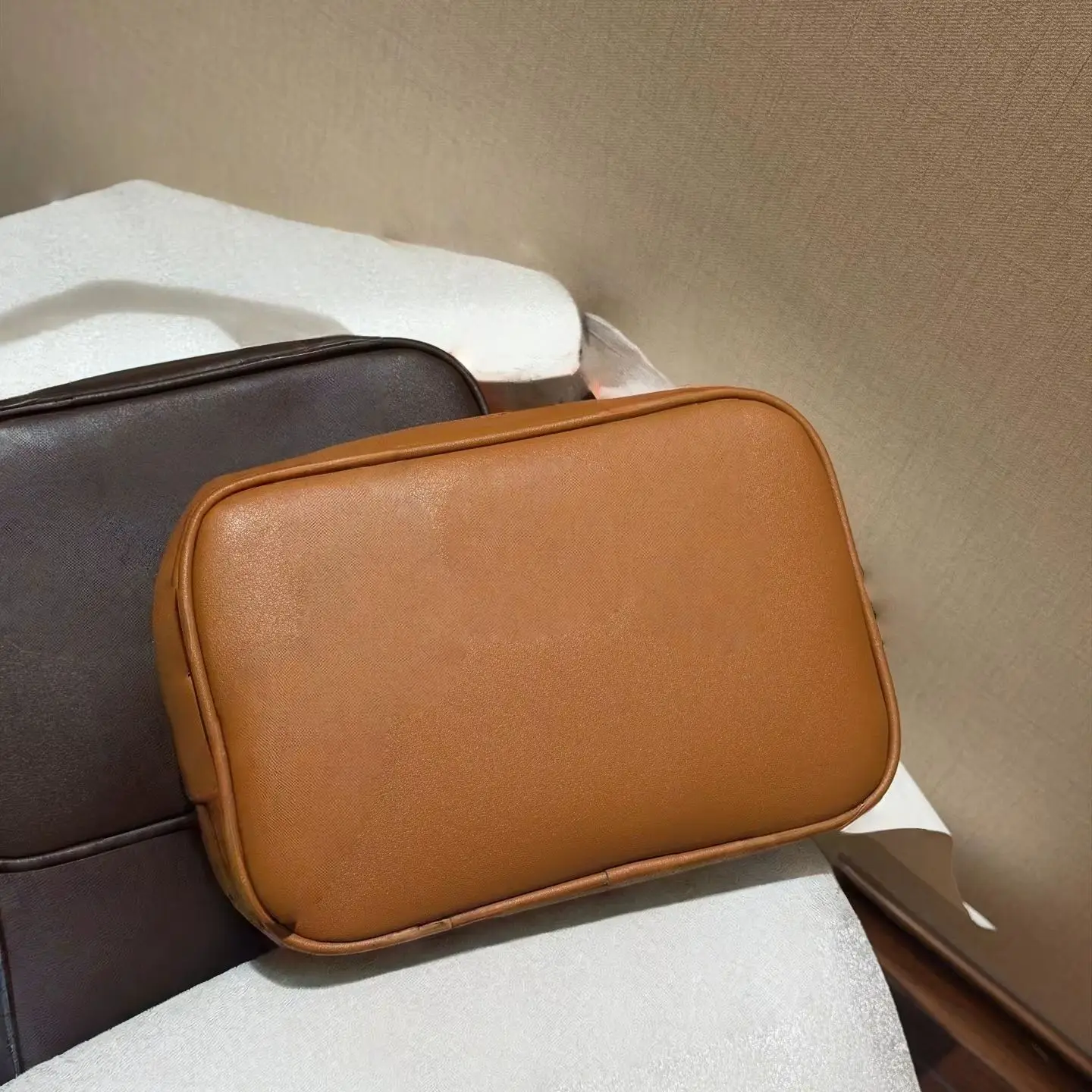 

2026 New Women's Handbag Bowling Ball/Briefcase Crossbody Bag Shoulder Bag, Leather, Three Colors Available, Brown, 20*14cm