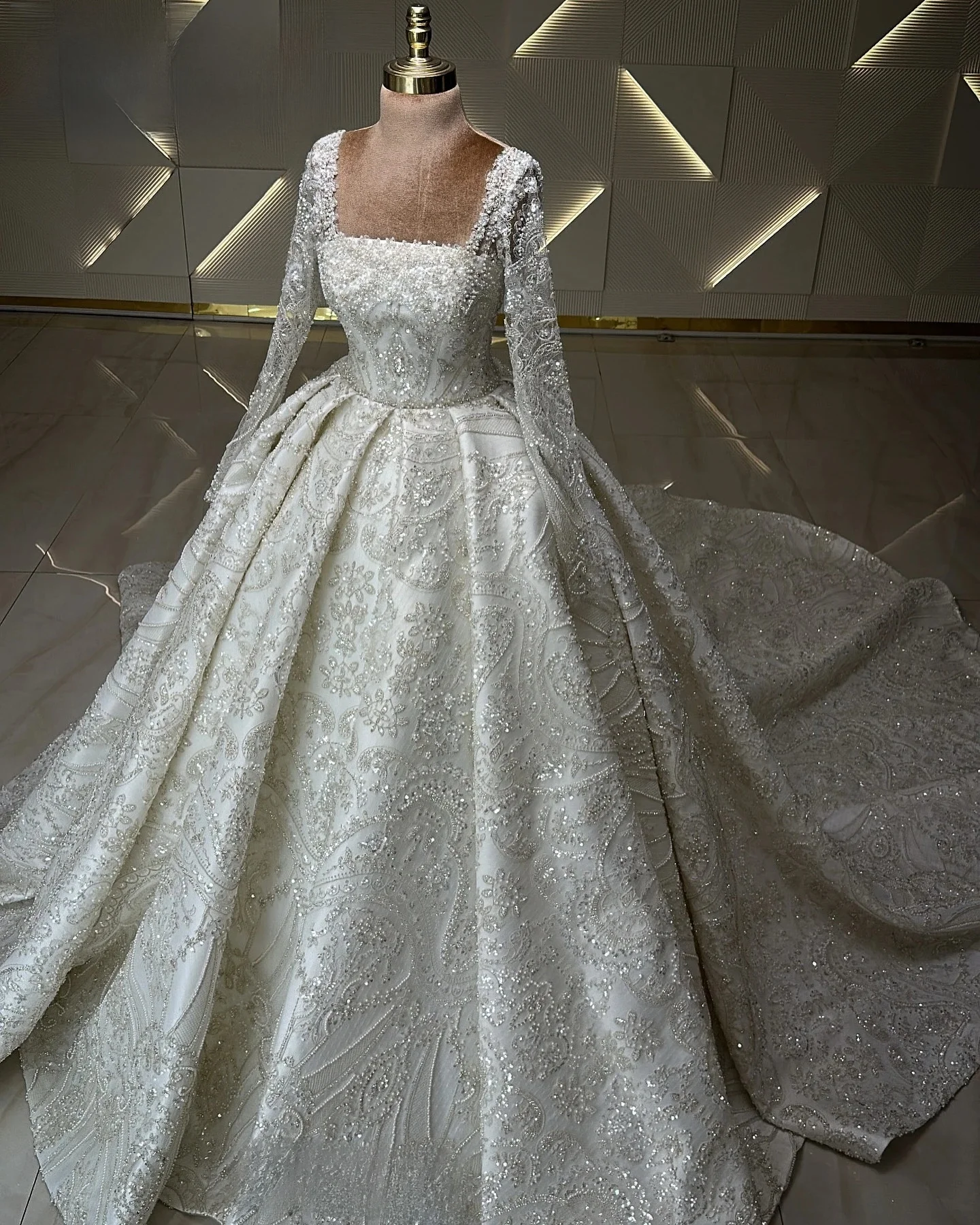 Luxe kralen trouwjurken met lange sleep vierkante halslijn kapel bruidsjurken met lange mouwen vestido blanco aangepast - afbeelding 2