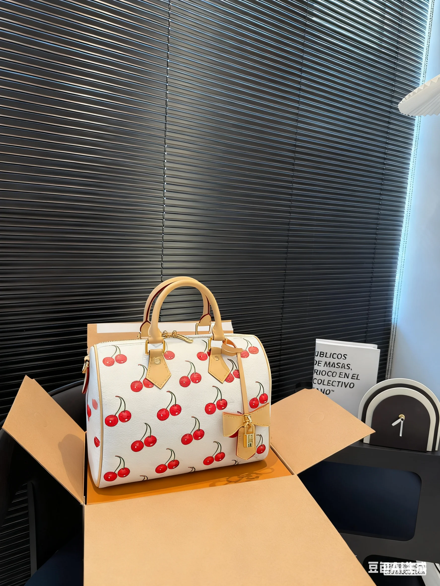 

Высококачественная новая модная и универсальная сумка-подушка Cherry Dream SU164