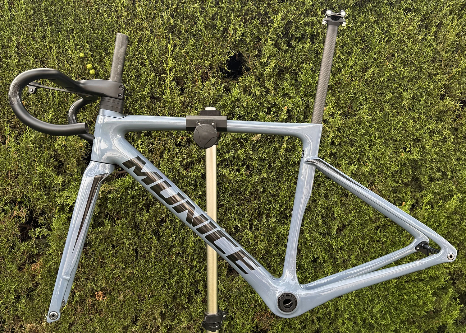 Munice R2 Carbonfaser-Rennradrahmen Versand aus Spanien Ultraleichter Allround-Carbon-Rennradrahmen Aerodynamischer EPS-geformter Carbonrahmen Scheibenbremse Max. 700*32C AERO T47 Fahrradrahmen Vollständig interne Kabelführung Lenker DI2 Mechanisch 2 Jahre Garantie – Detail 24