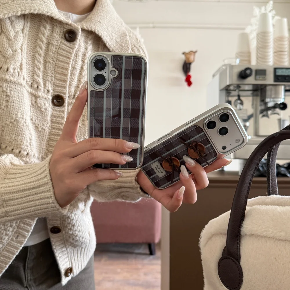 

Retro brown and blue striped three-dimensional button phone case,suitable for iPhone14/15/16/17ProMax,shockproof protective case