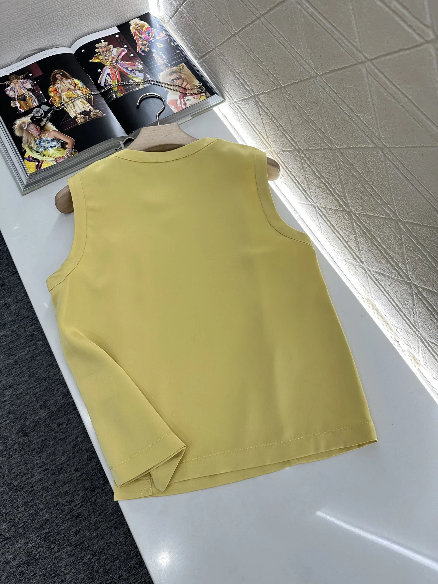 

2022025 New Product Launch~Silk Acetate Material Sleeveless Button Women's Top