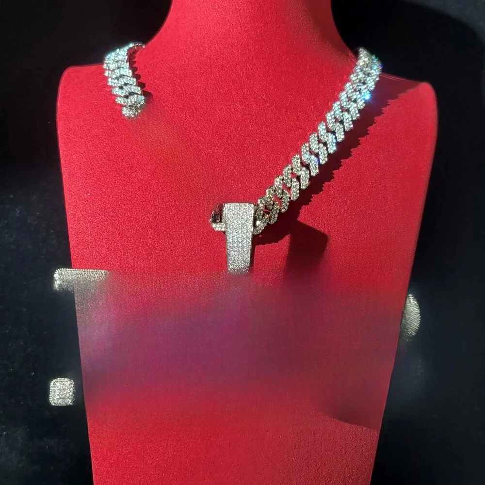 Personalizowany wisiorek z literami i cyframi z cyrkoniami, wysadzany kamieniami, naszyjnik z imieniem lub słowem, z łańcuszkiem typu Cuban Link 12 mm, prezent dla niego. — zdjęcie 2